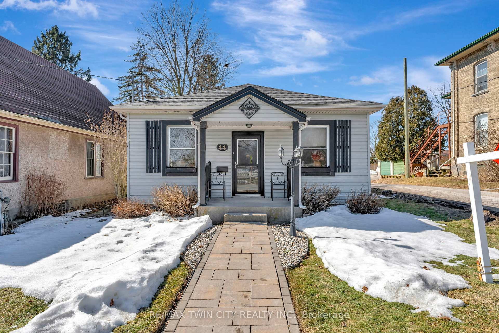 Photo 1 of 44 Broadway Street W, Brant, Paris — HOMEH