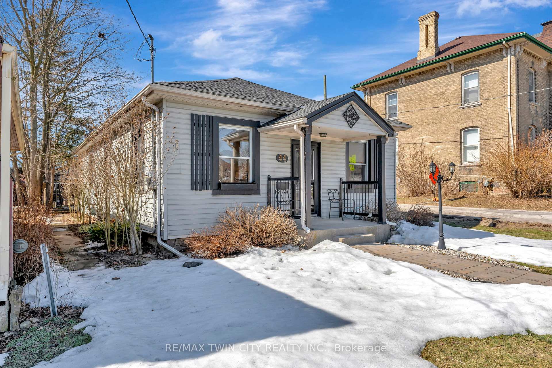 Photo 2 of 44 Broadway Street W, Brant, Paris — HOMEH