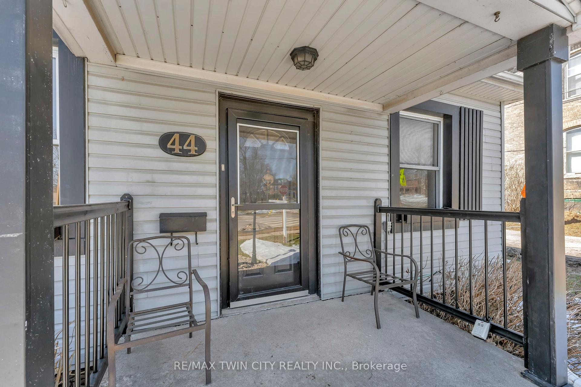 Photo 3 of 44 Broadway Street W, Brant, Paris — HOMEH
