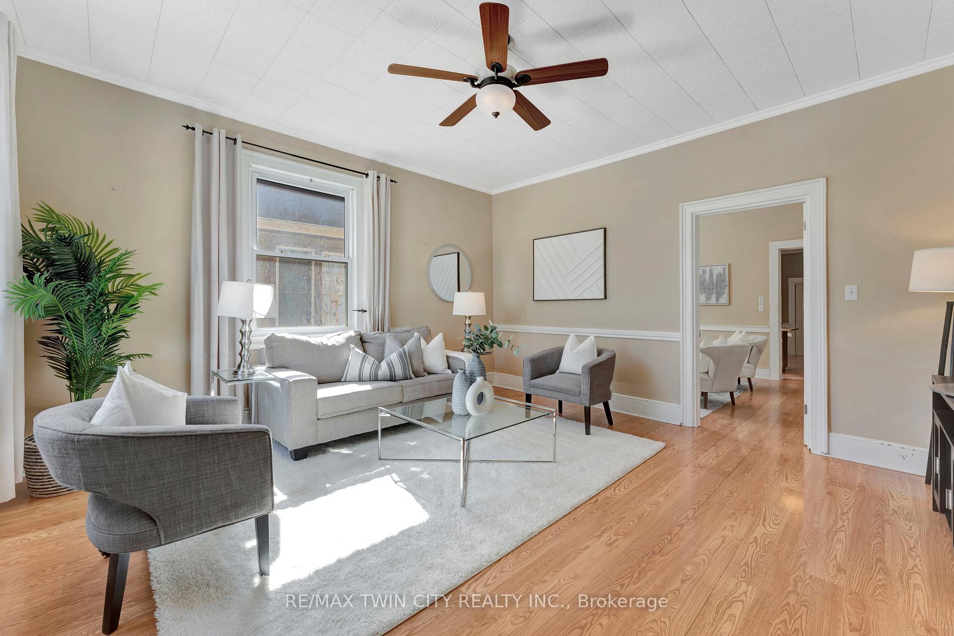 Photo 4 of 44 Broadway Street W, Brant, Paris — HOMEH