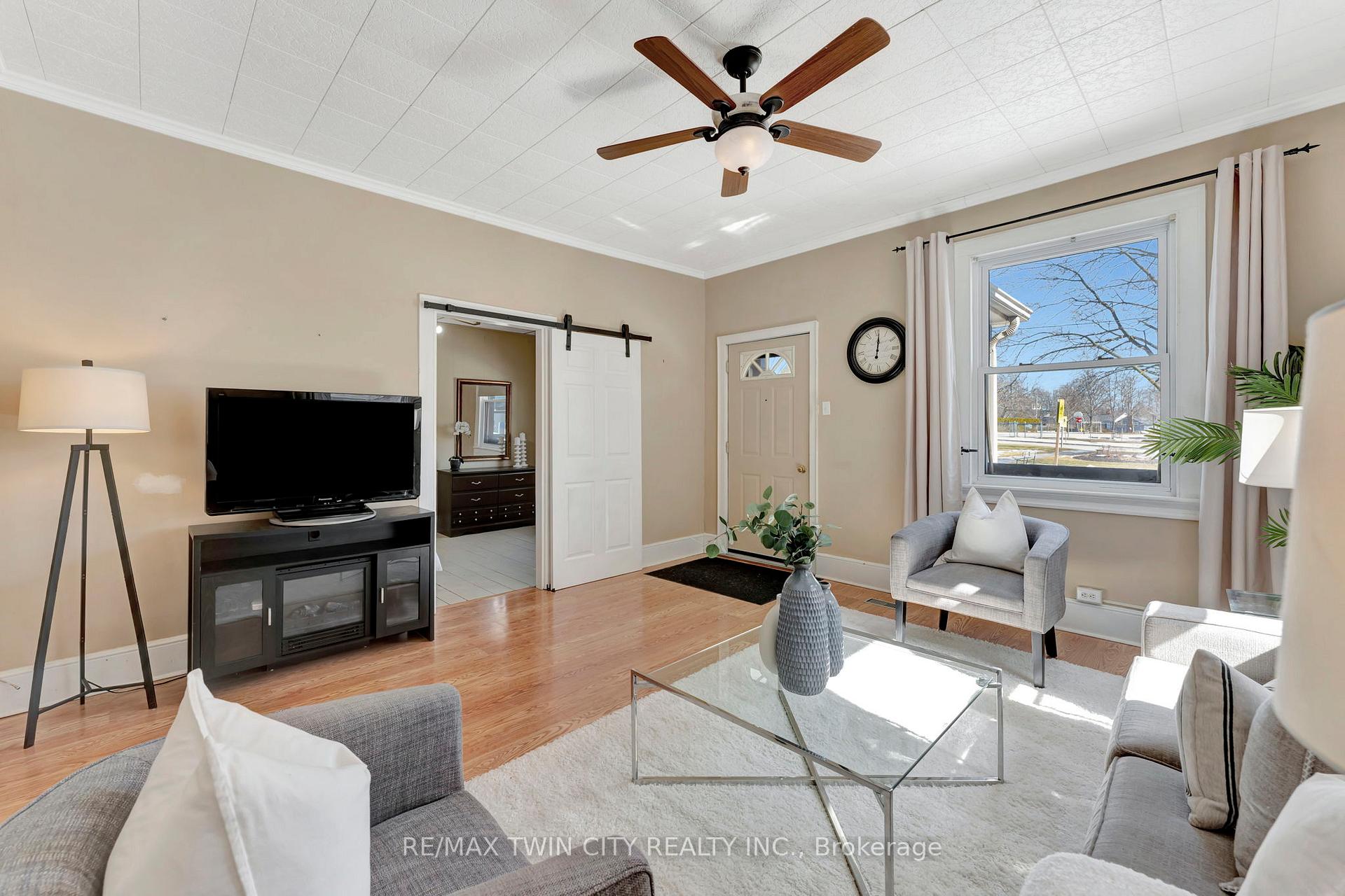 Photo 6 of 44 Broadway Street W, Brant, Paris — HOMEH