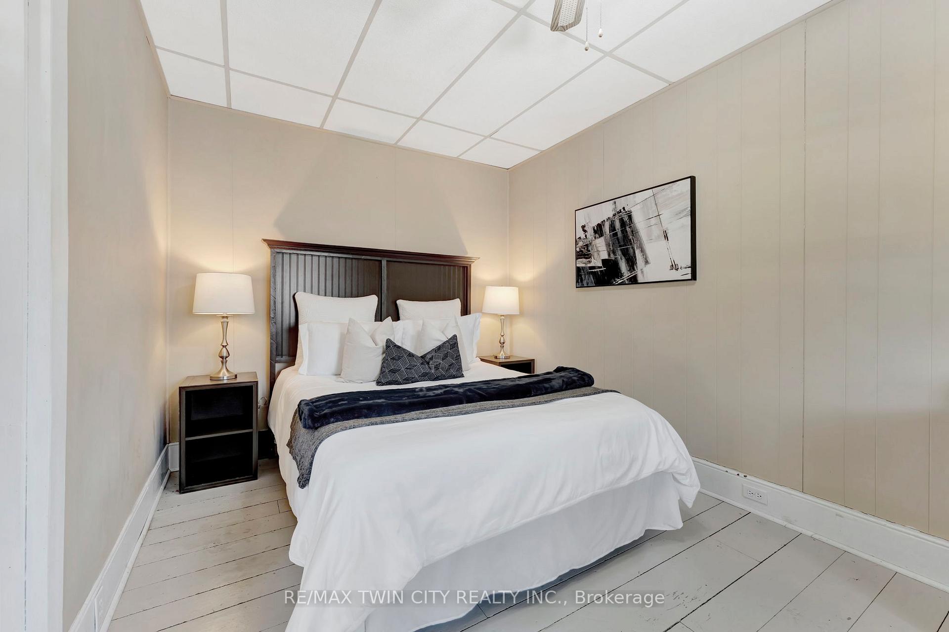 Photo 8 of 44 Broadway Street W, Brant, Paris — HOMEH
