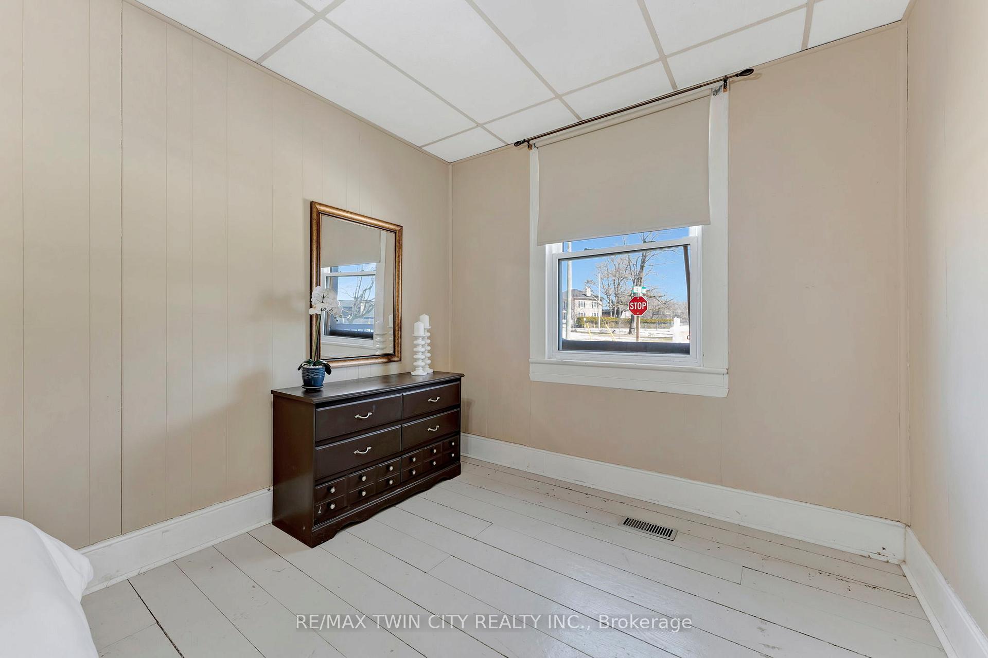Photo 9 of 44 Broadway Street W, Brant, Paris — HOMEH