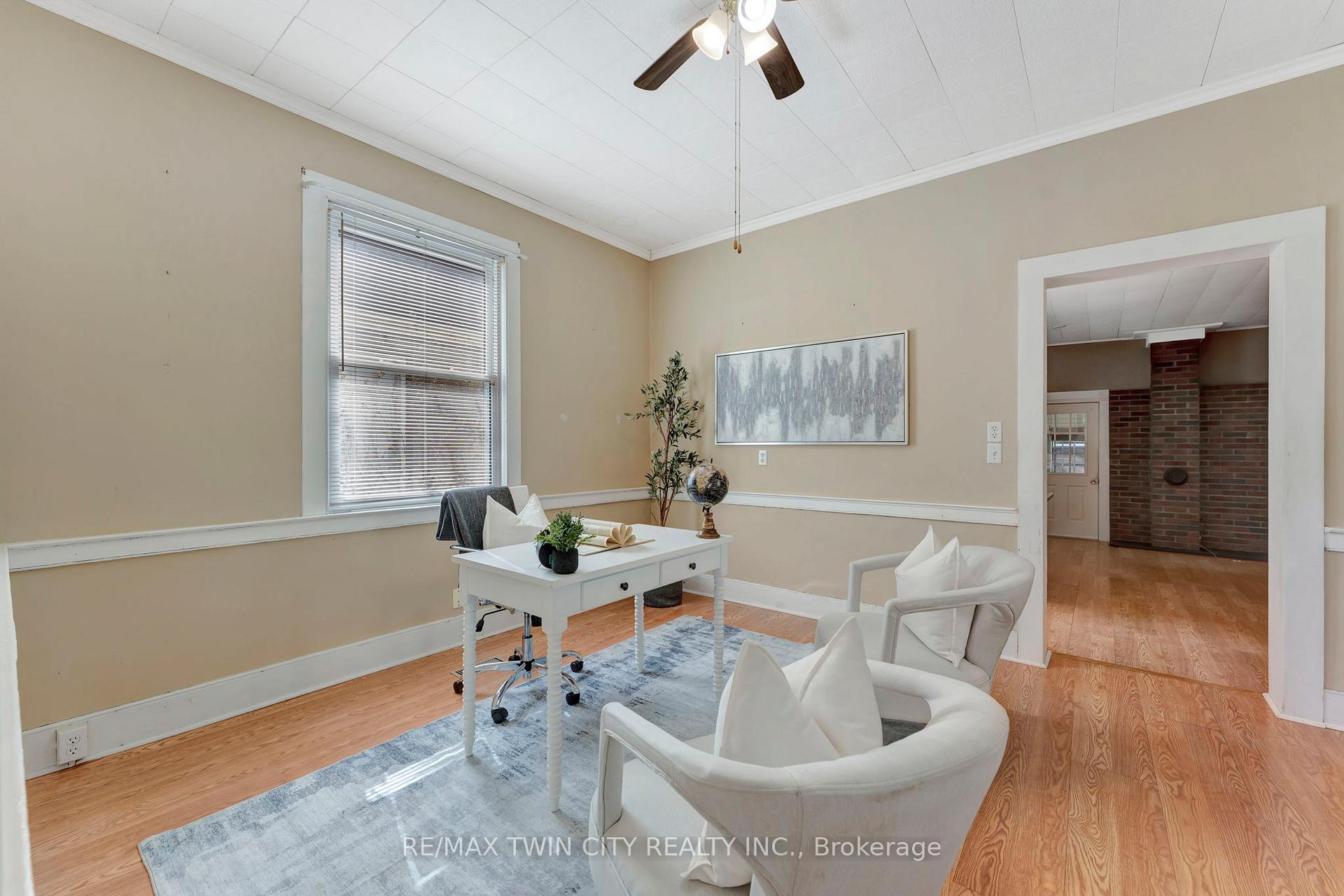 Photo 10 of 44 Broadway Street W, Brant, Paris — HOMEH