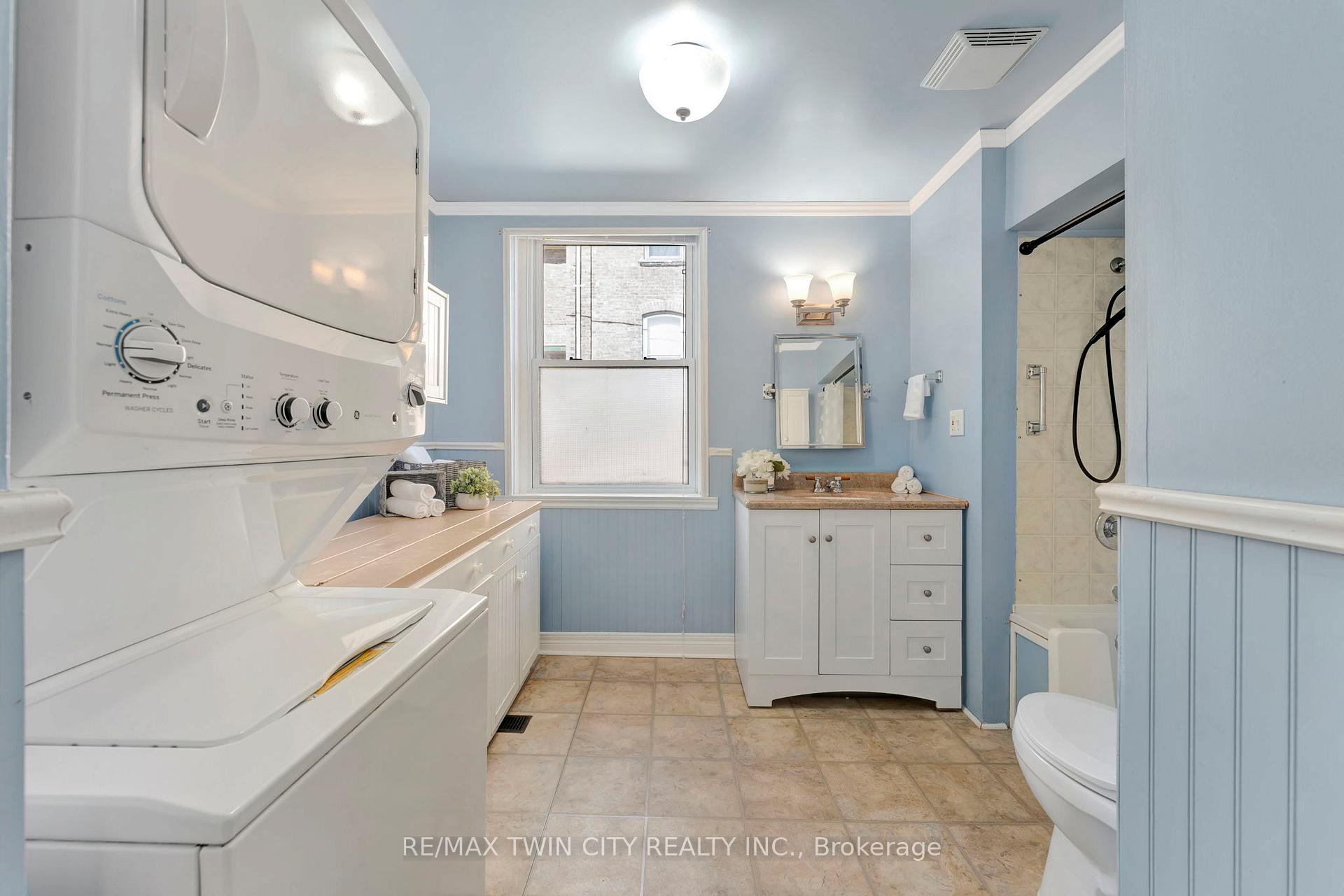 Photo 13 of 44 Broadway Street W, Brant, Paris — HOMEH