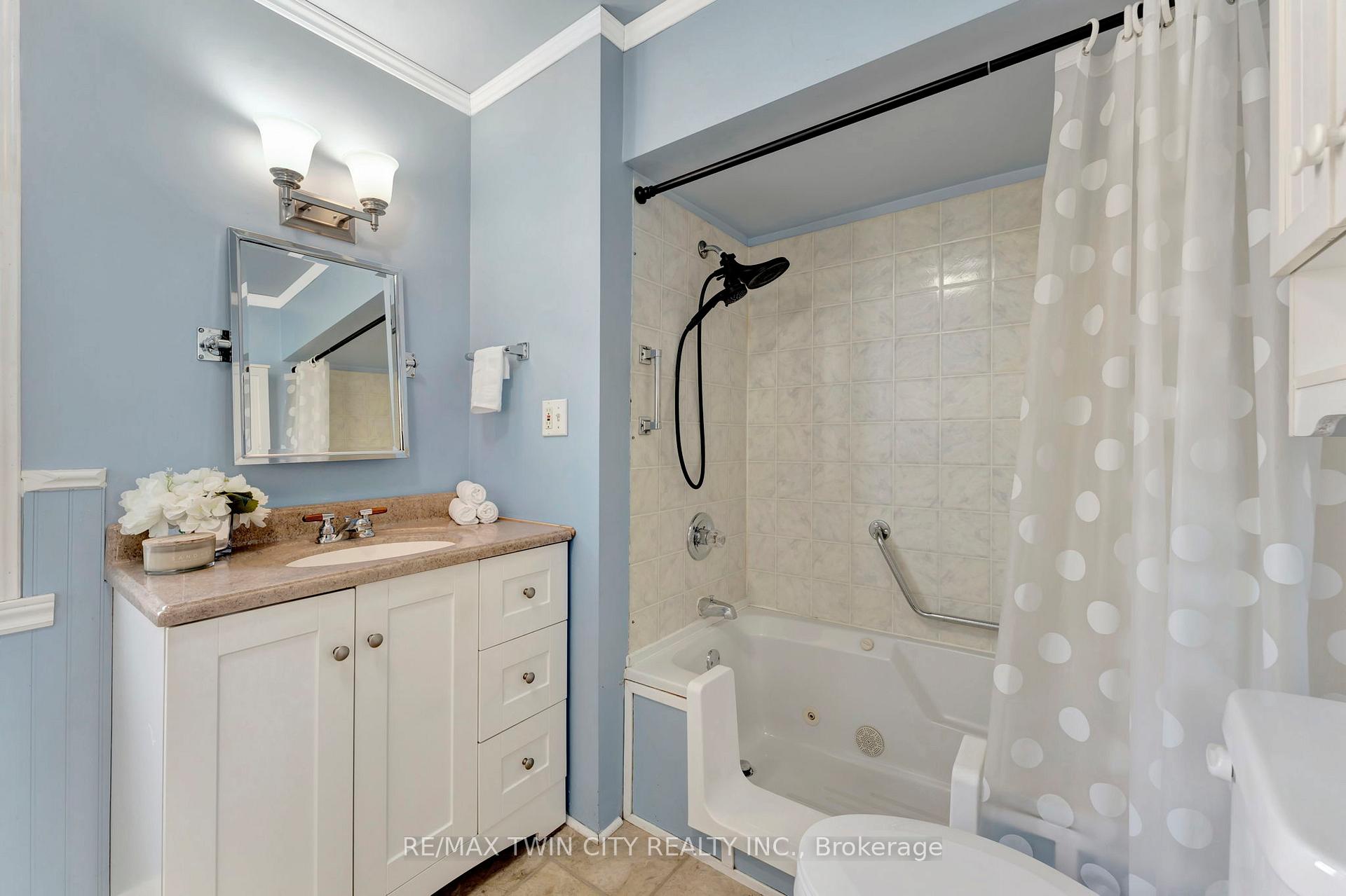 Photo 14 of 44 Broadway Street W, Brant, Paris — HOMEH