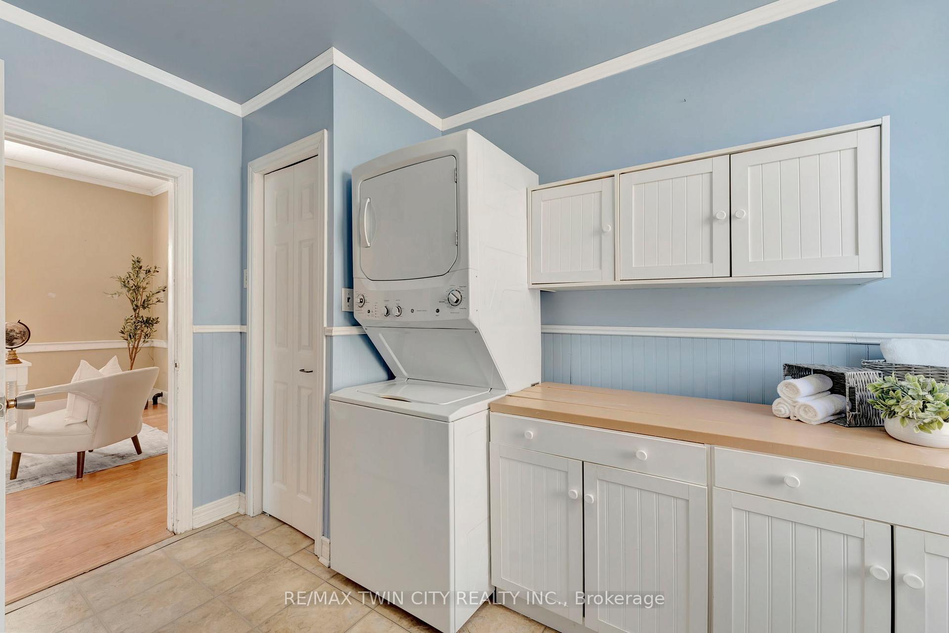 Photo 15 of 44 Broadway Street W, Brant, Paris — HOMEH