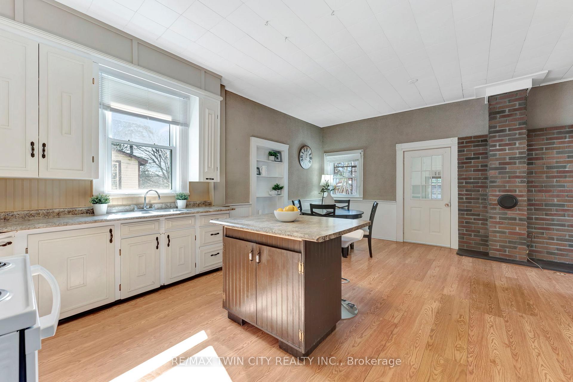 Photo 16 of 44 Broadway Street W, Brant, Paris — HOMEH
