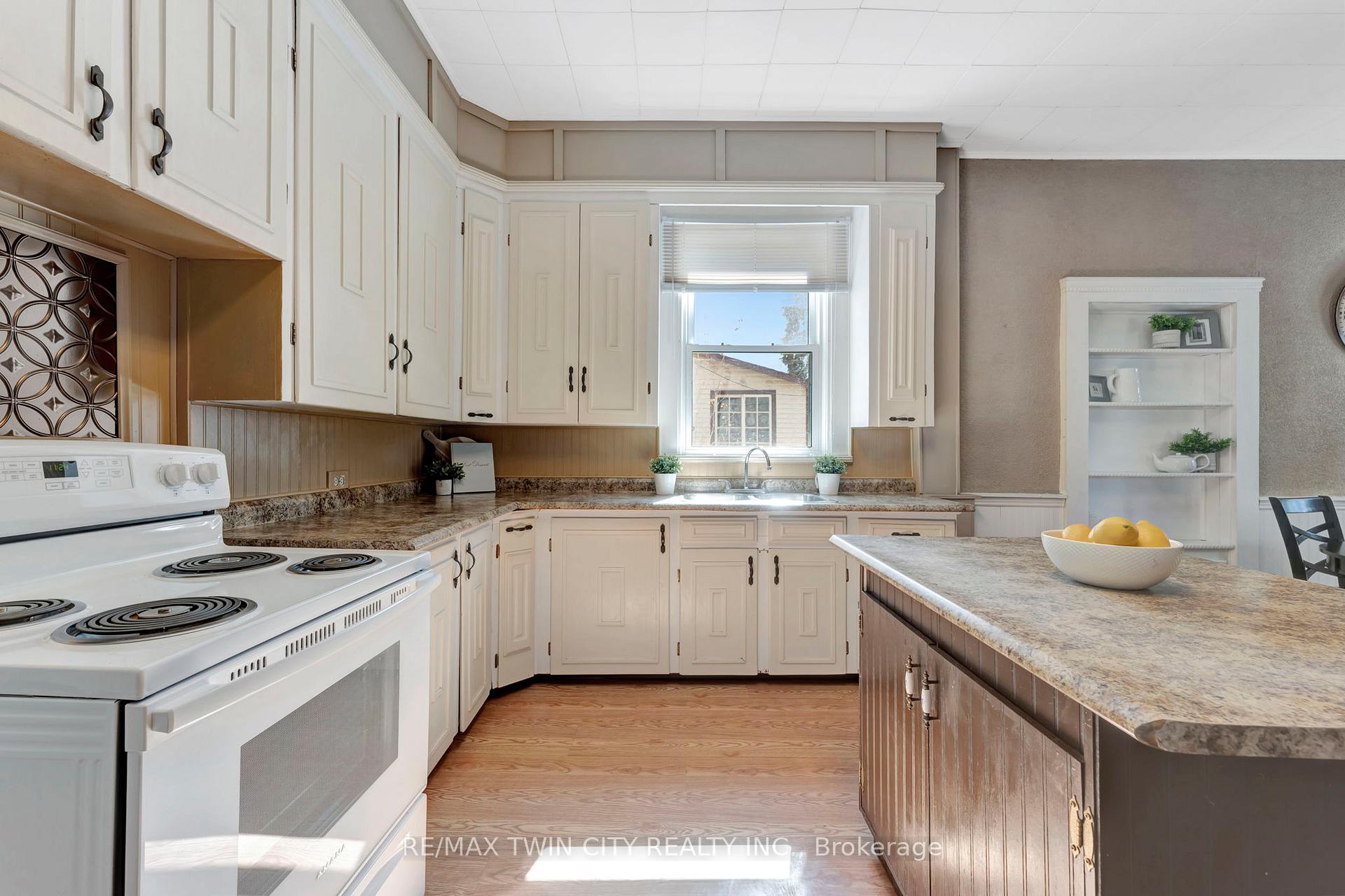 Photo 17 of 44 Broadway Street W, Brant, Paris — HOMEH