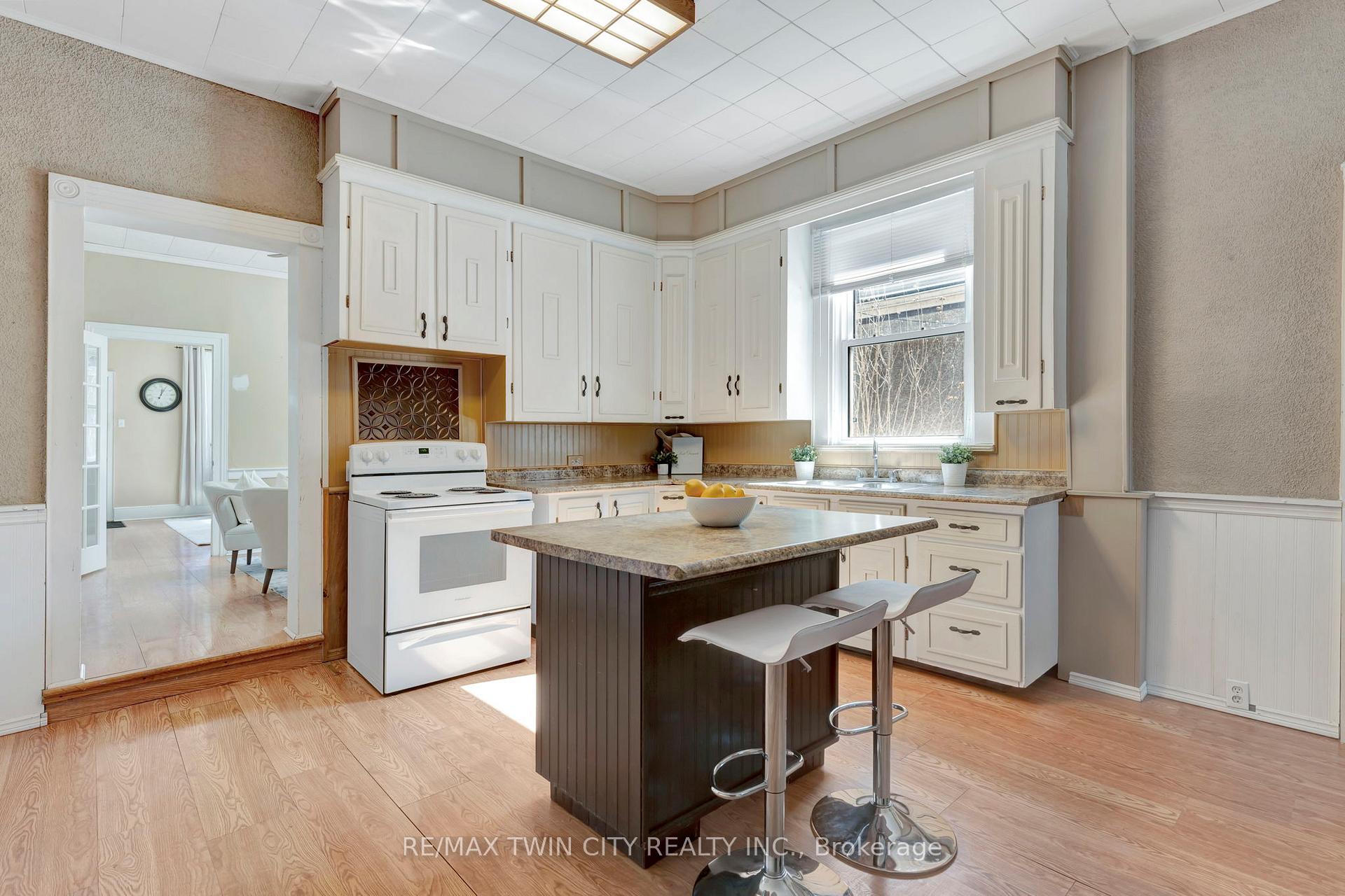 Photo 18 of 44 Broadway Street W, Brant, Paris — HOMEH