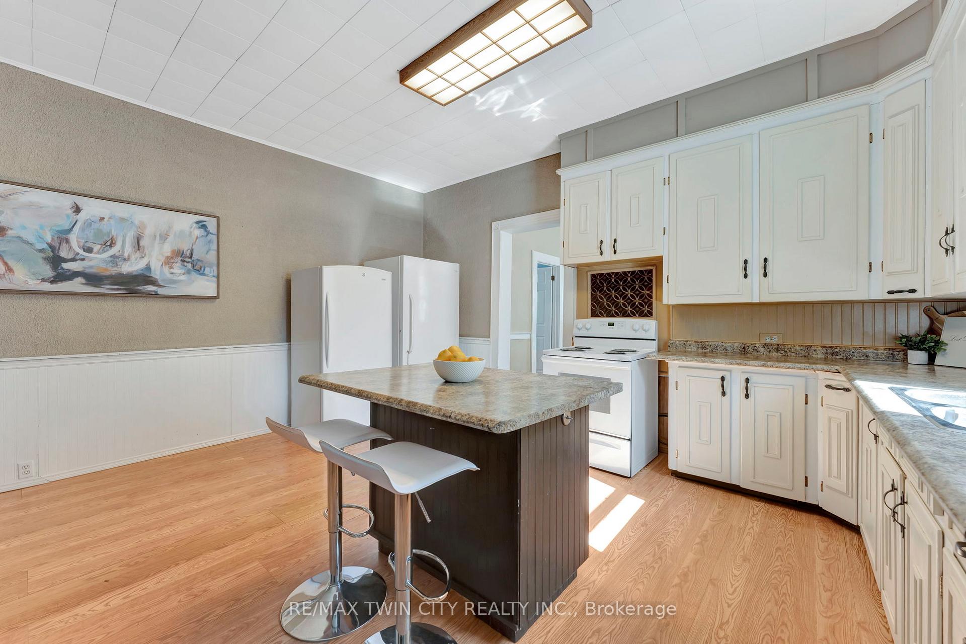 Photo 19 of 44 Broadway Street W, Brant, Paris — HOMEH