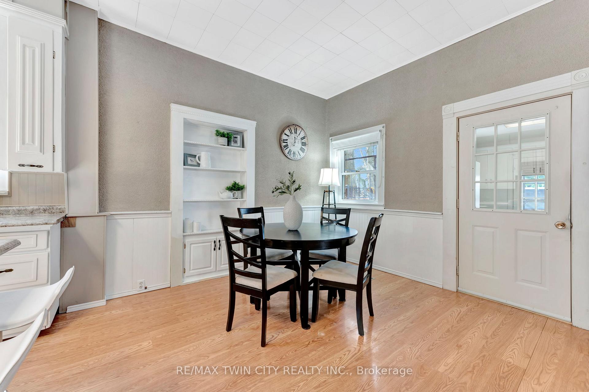 Photo 20 of 44 Broadway Street W, Brant, Paris — HOMEH