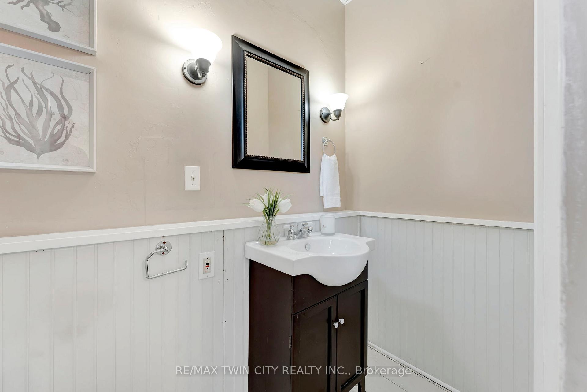 Photo 23 of 44 Broadway Street W, Brant, Paris — HOMEH