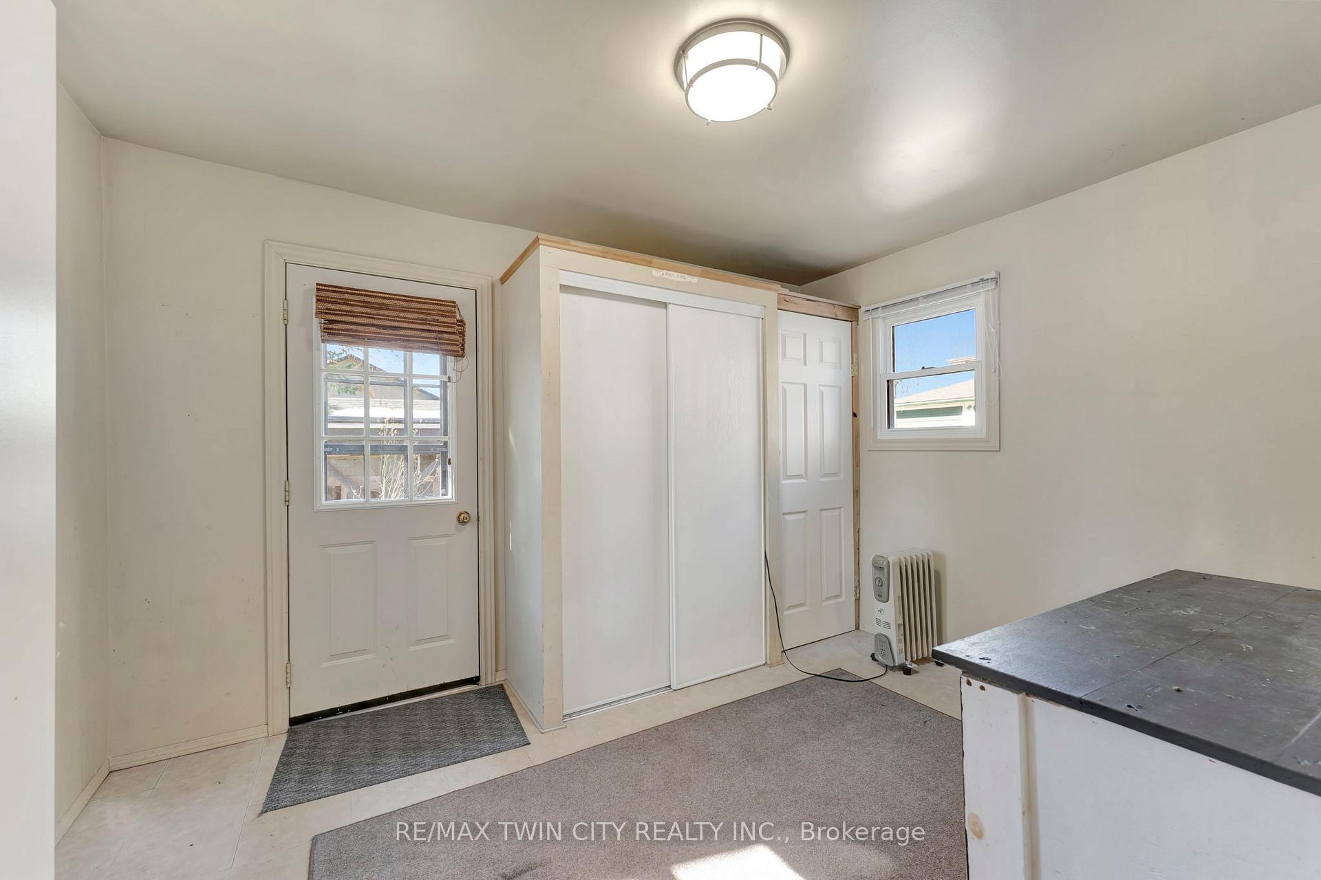 Photo 24 of 44 Broadway Street W, Brant, Paris — HOMEH