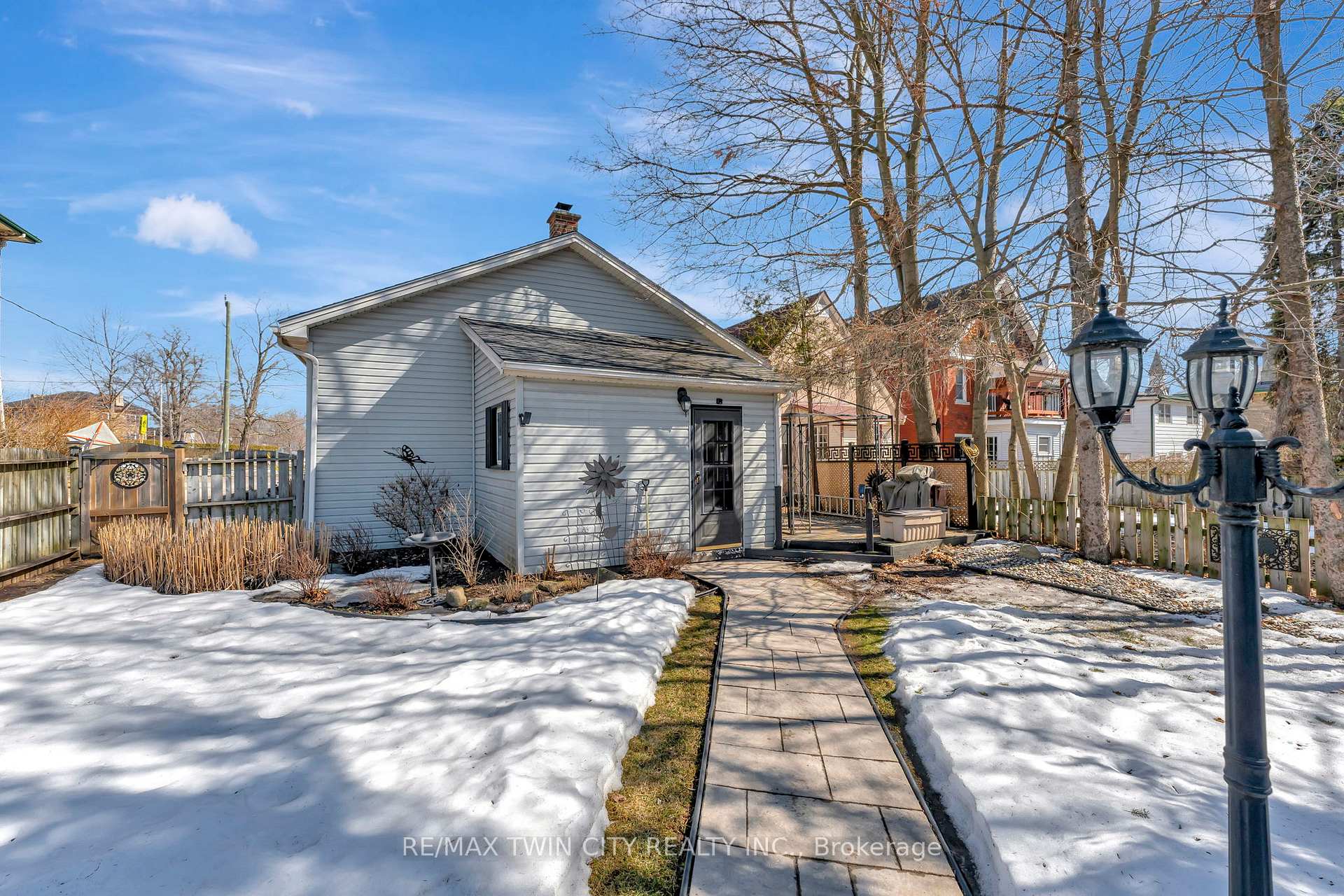 Photo 26 of 44 Broadway Street W, Brant, Paris — HOMEH