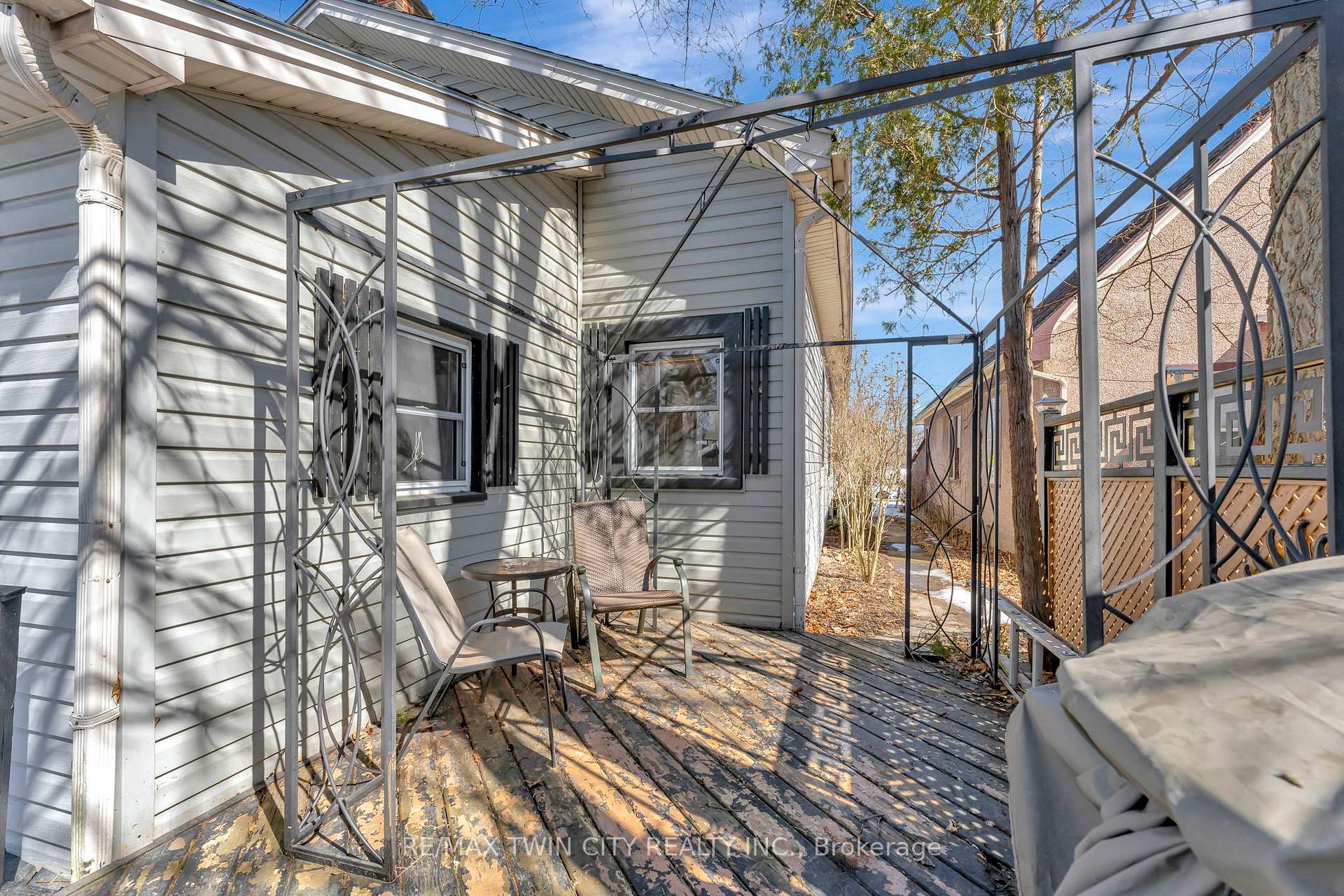 Photo 28 of 44 Broadway Street W, Brant, Paris — HOMEH