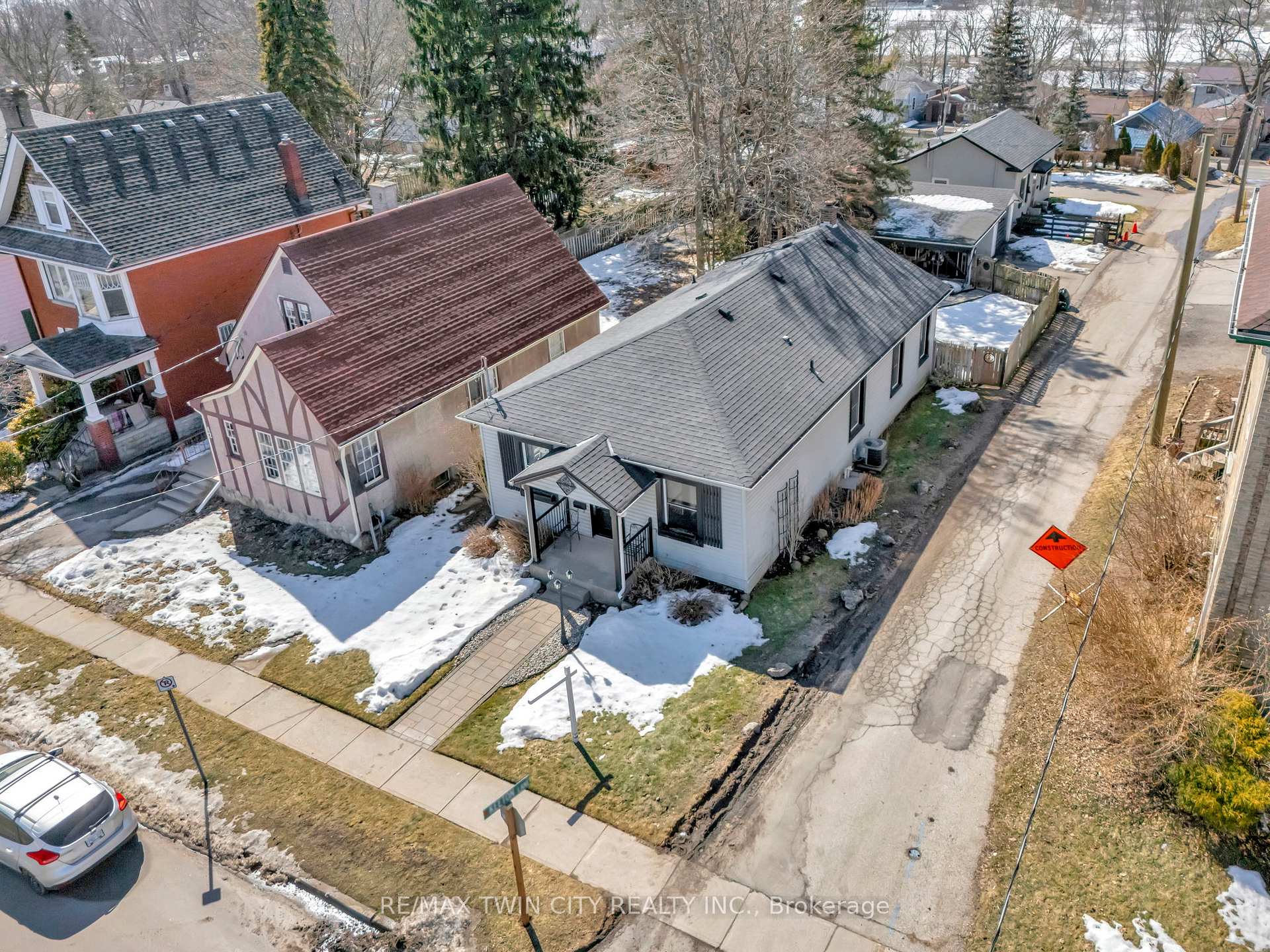 Photo 33 of 44 Broadway Street W, Brant, Paris — HOMEH
