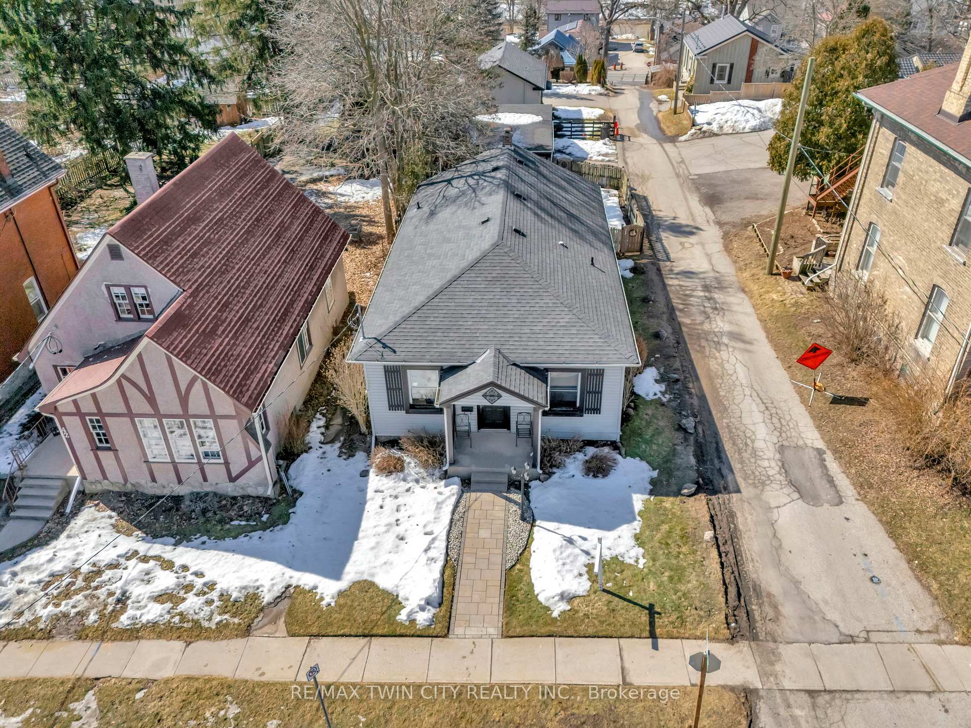 Photo 34 of 44 Broadway Street W, Brant, Paris — HOMEH