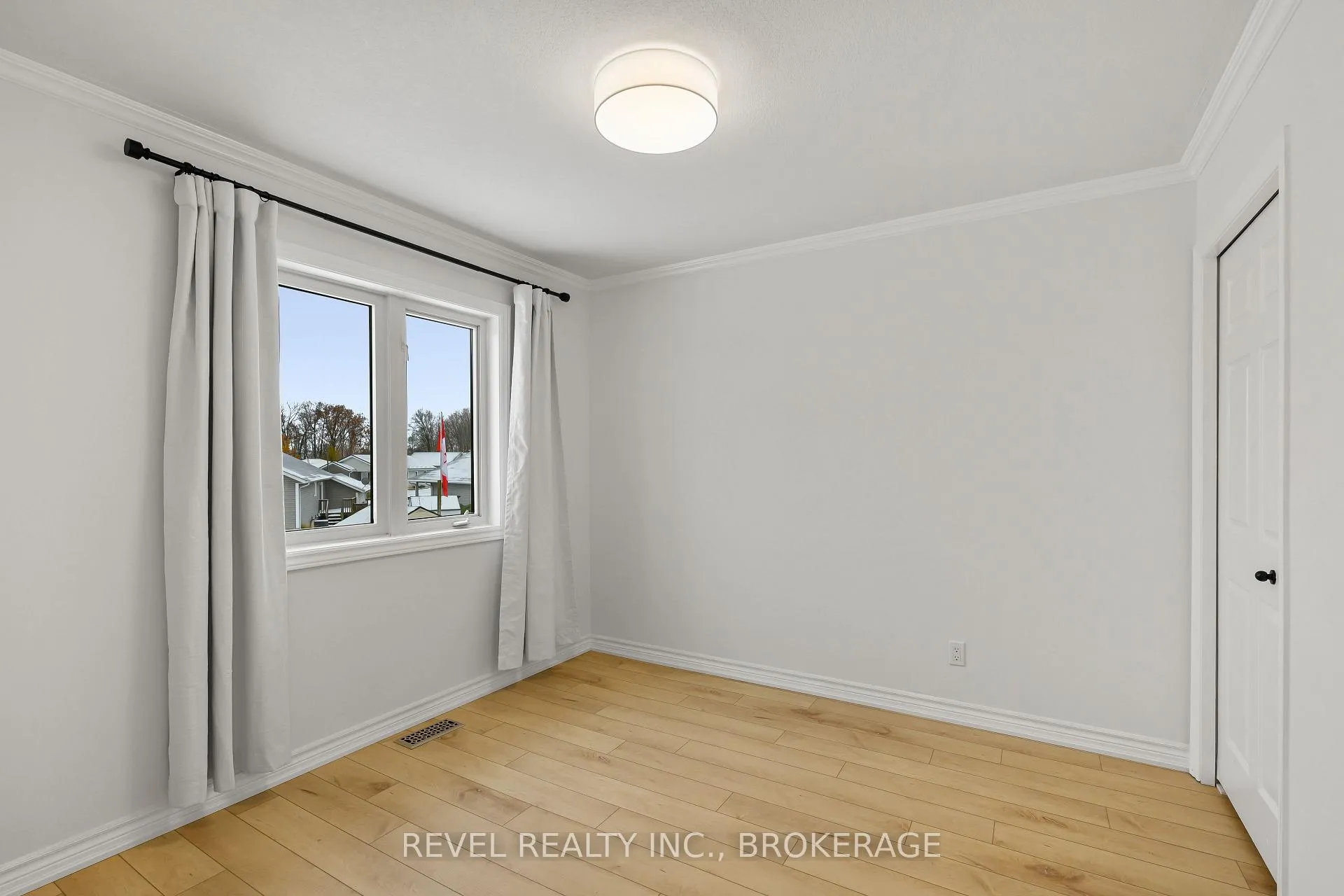 Photo 5 of 108 Islandview Drive, Loyalist, Amherstview — HOMEH