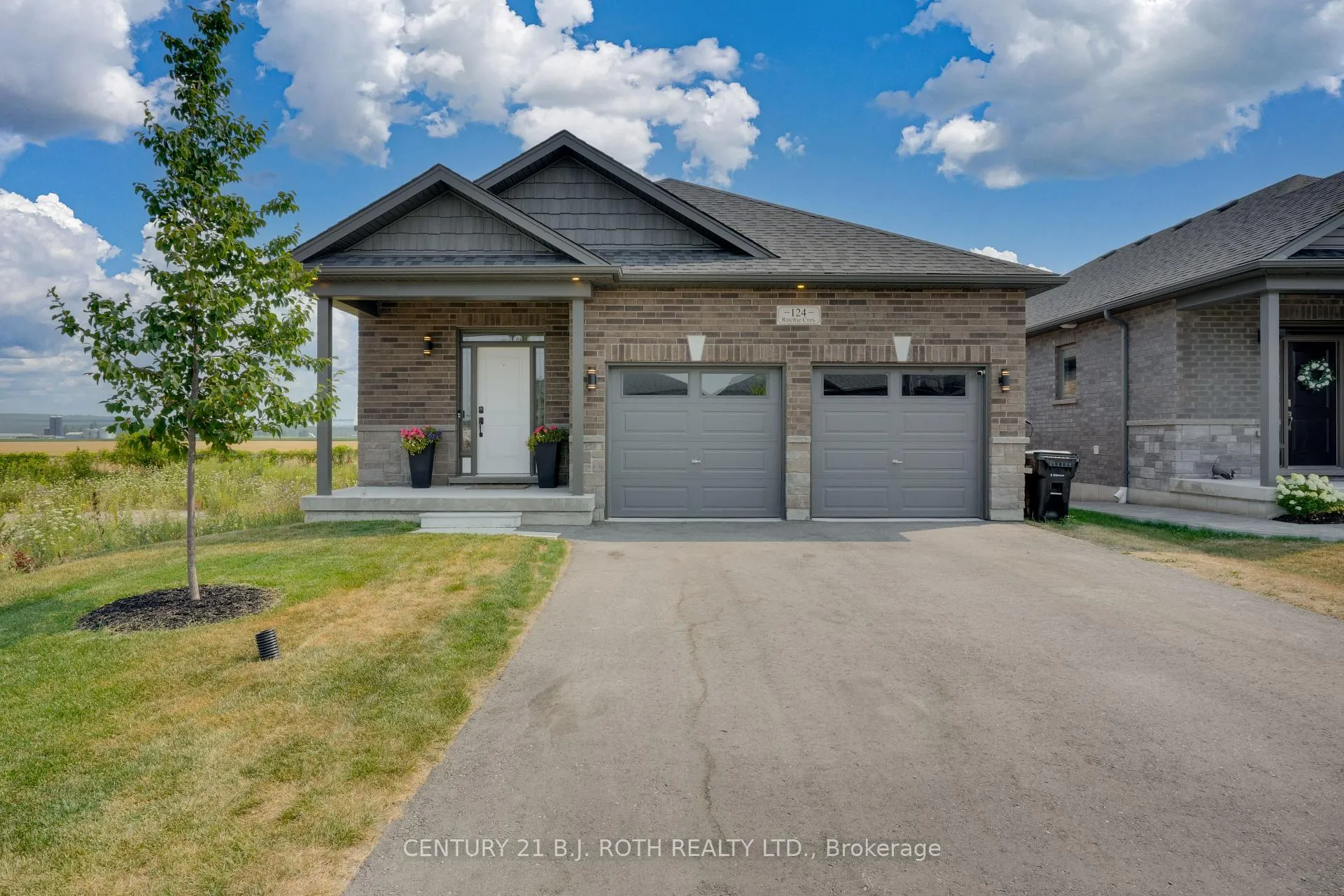 Photo 2 of 124 Ritchie Crescent, Springwater, Elmvale — HOMEH