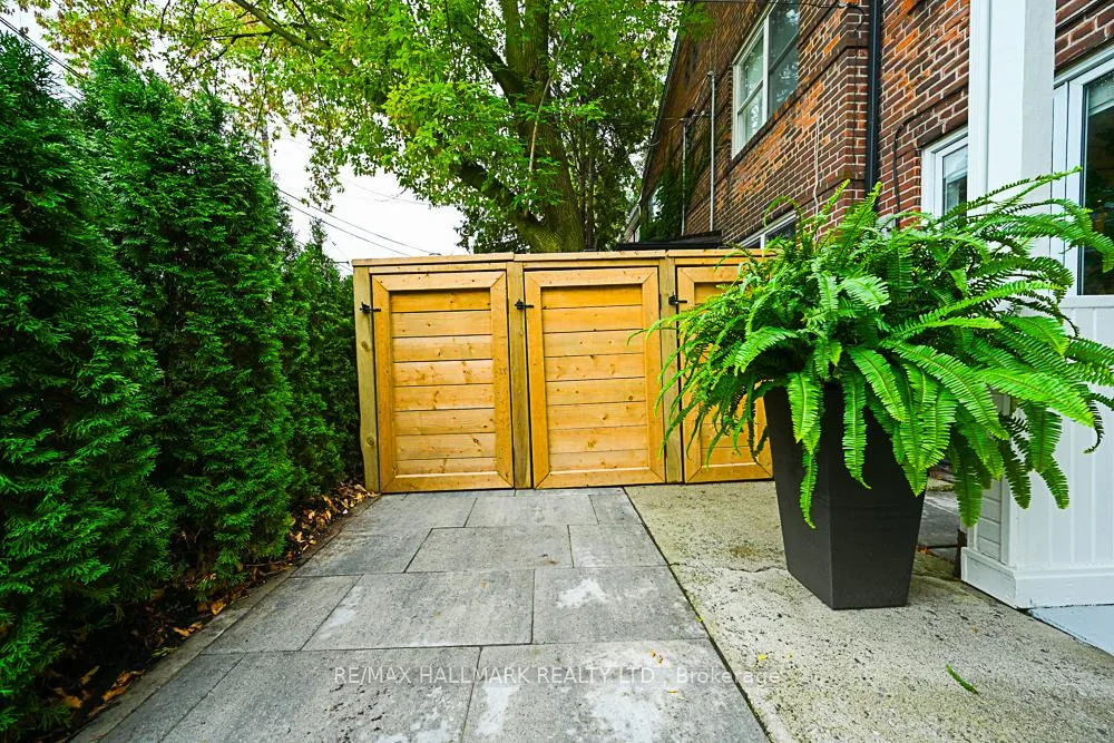 Photo 3 of 3318 Bathurst Street, Toronto, Englemount-Lawrence — HOMEH