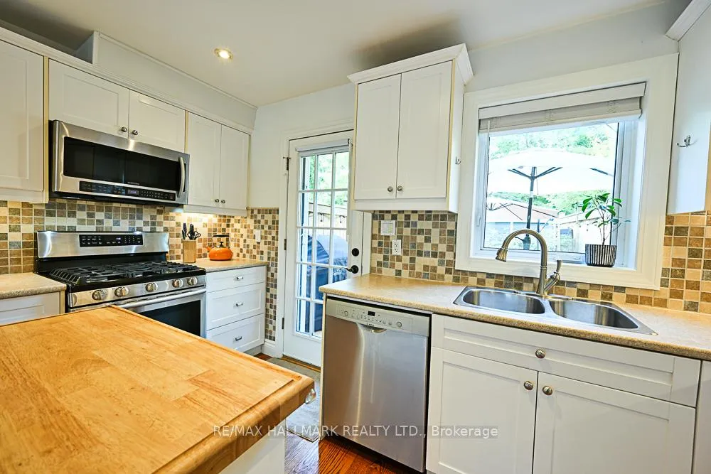 Photo 10 of 3318 Bathurst Street, Toronto, Englemount-Lawrence — HOMEH