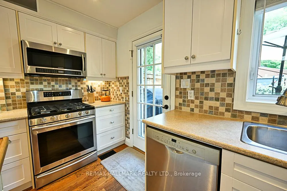 Photo 11 of 3318 Bathurst Street, Toronto, Englemount-Lawrence — HOMEH