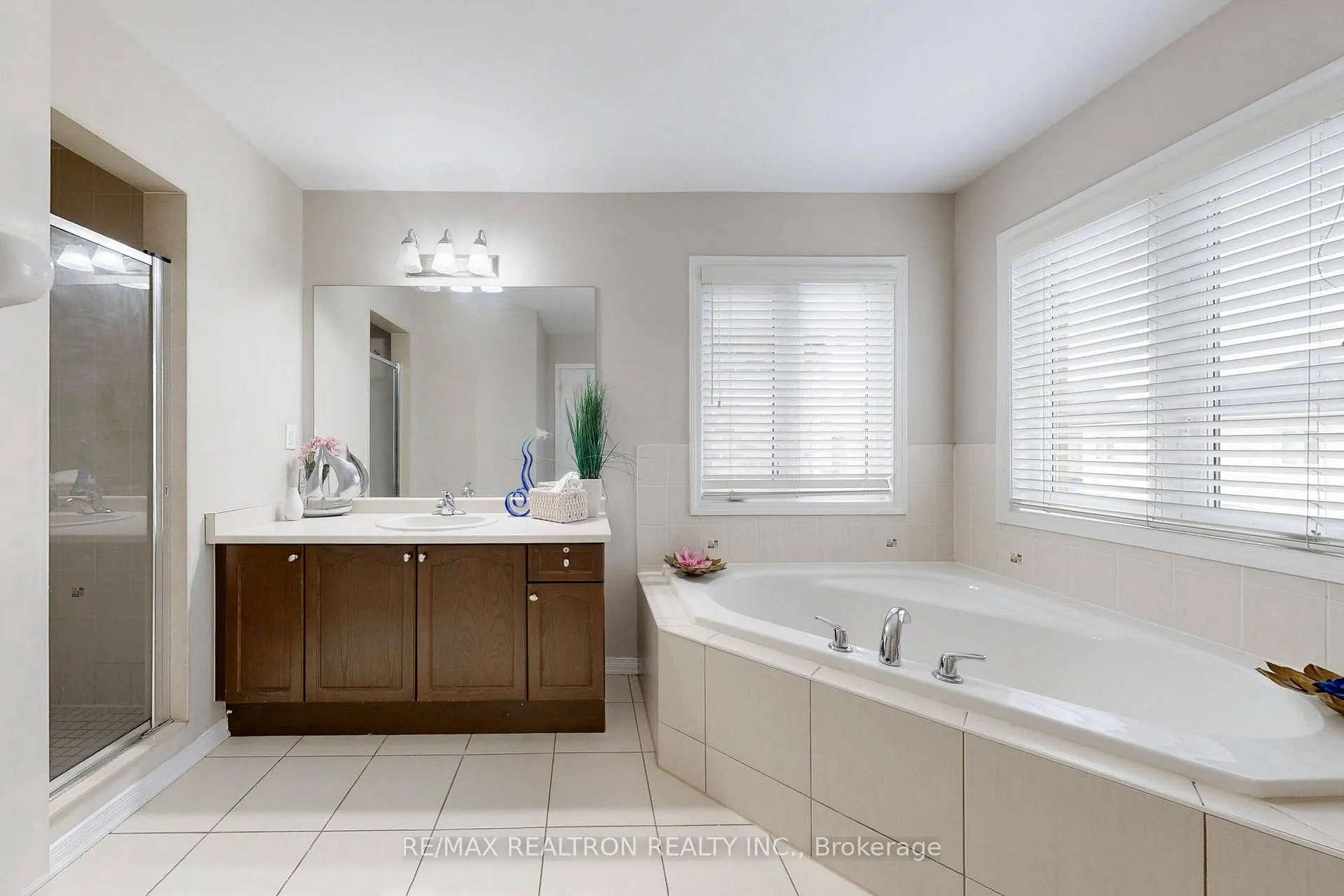 Photo 37 of 40 Oswell Drive, Ajax, Northeast Ajax — HOMEH