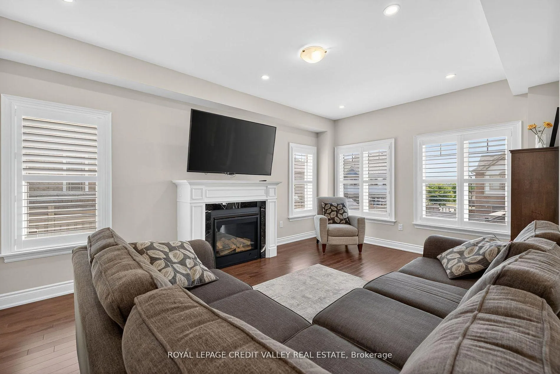 Photo 13 of 29 Janes Crescent, New Tecumseth, Alliston — HOMEH