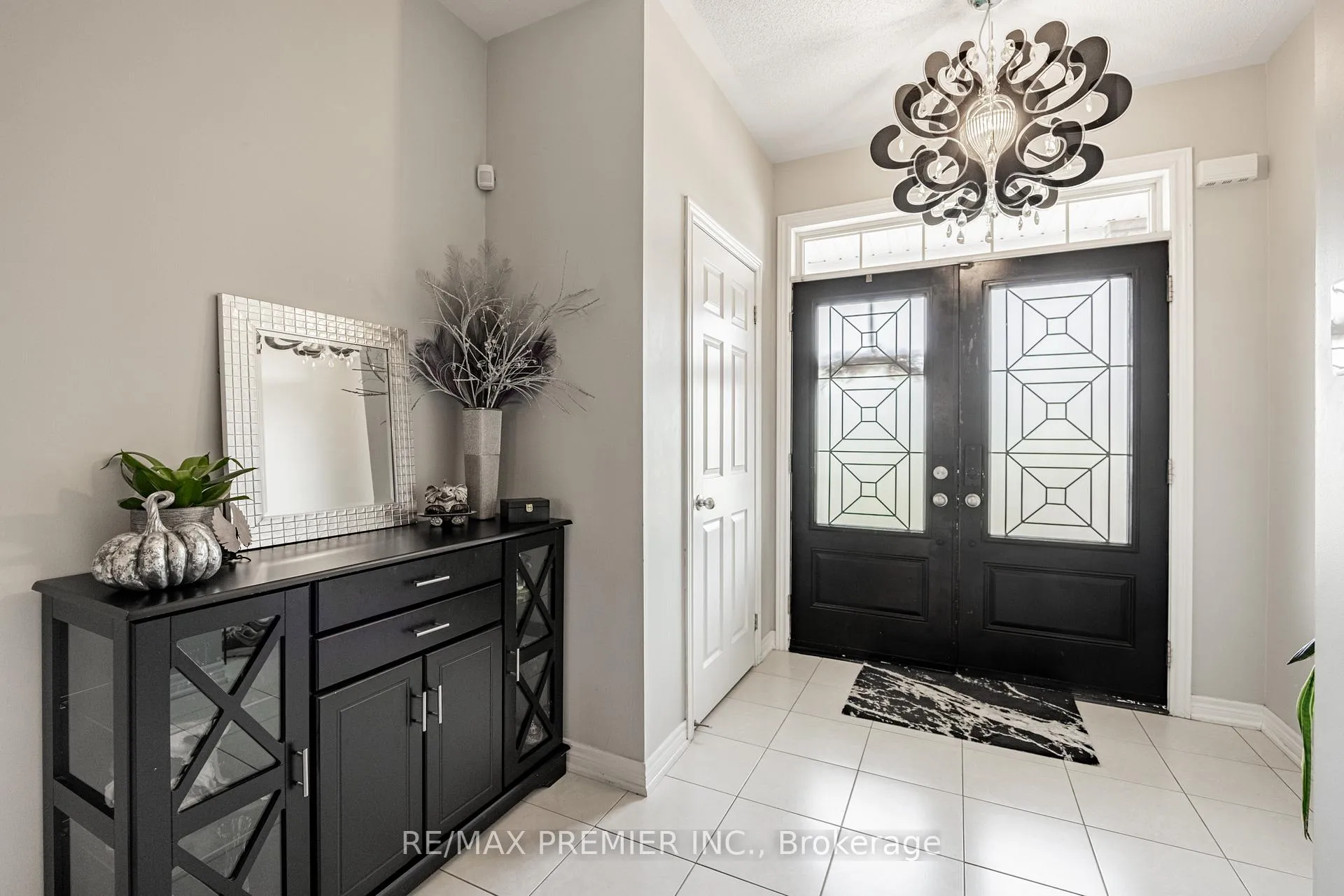 Photo 4 of 935 Transom Crescent, Milton, Willmott — HOMEH