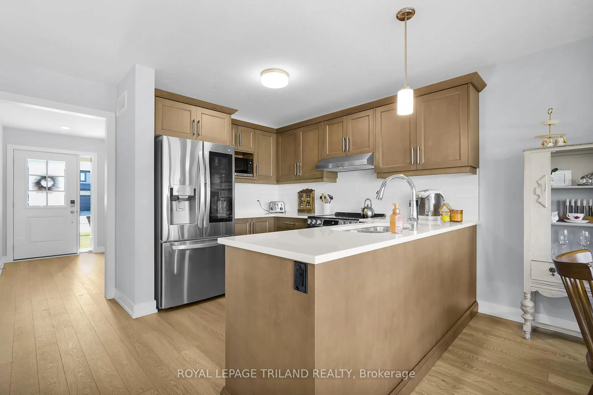 Photo 9 of 103 Empire Parkway, St. Thomas — HOMEH