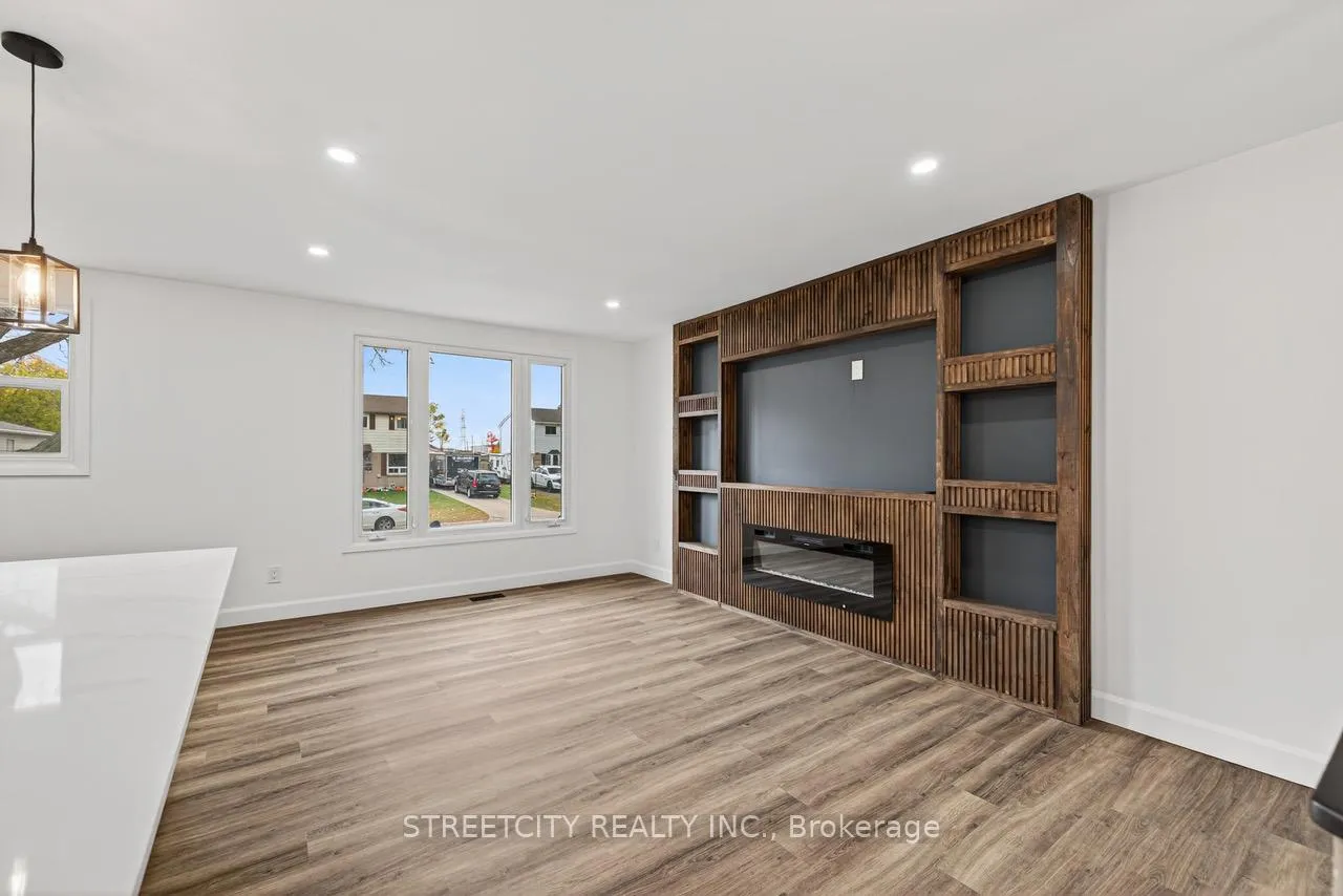 Photo 4 of 1128 Overlea Crescent, Sarnia — HOMEH