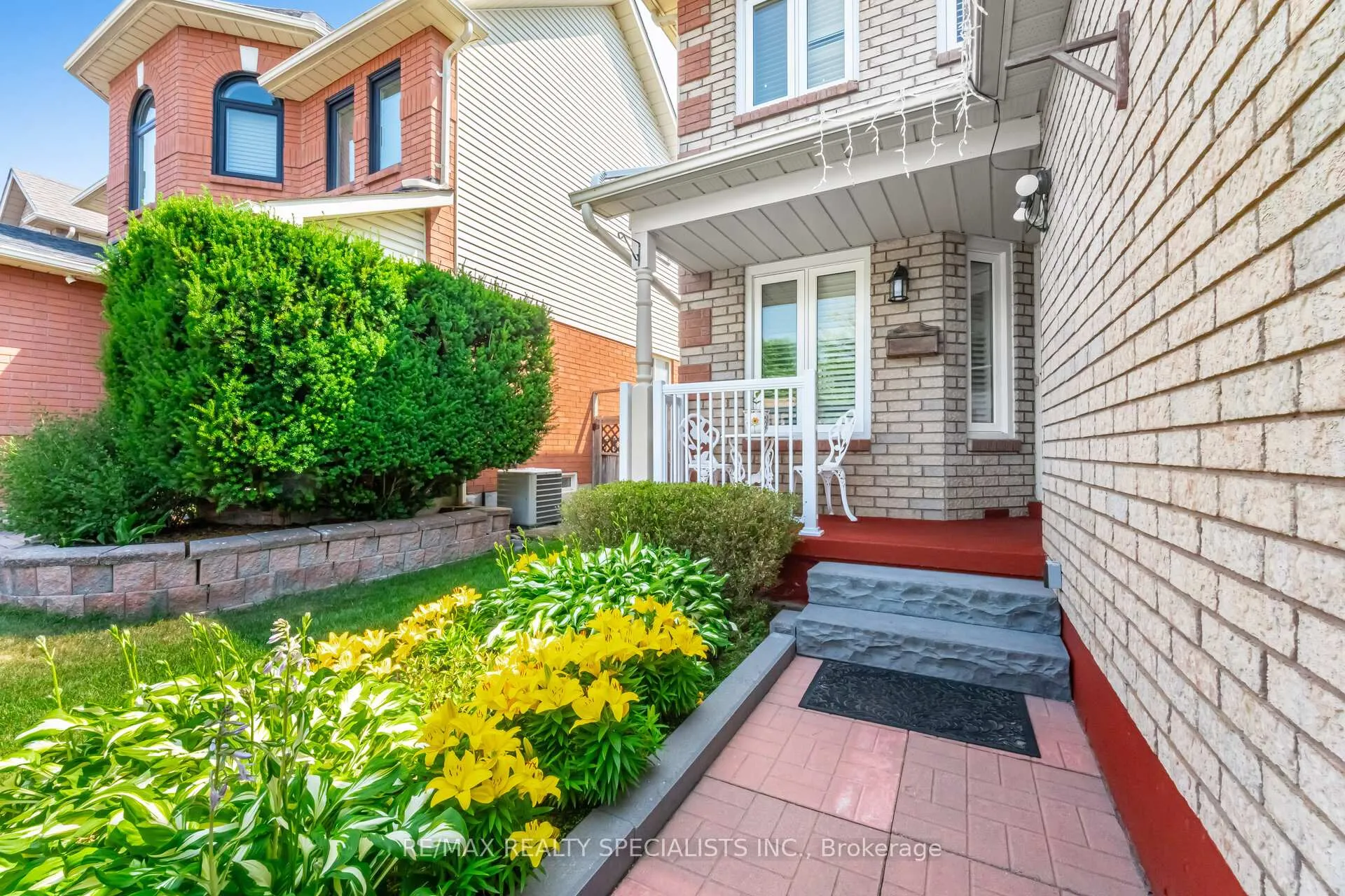 Photo 2 of 45 Bradshaw Street, Clarington, Bowmanville — HOMEH