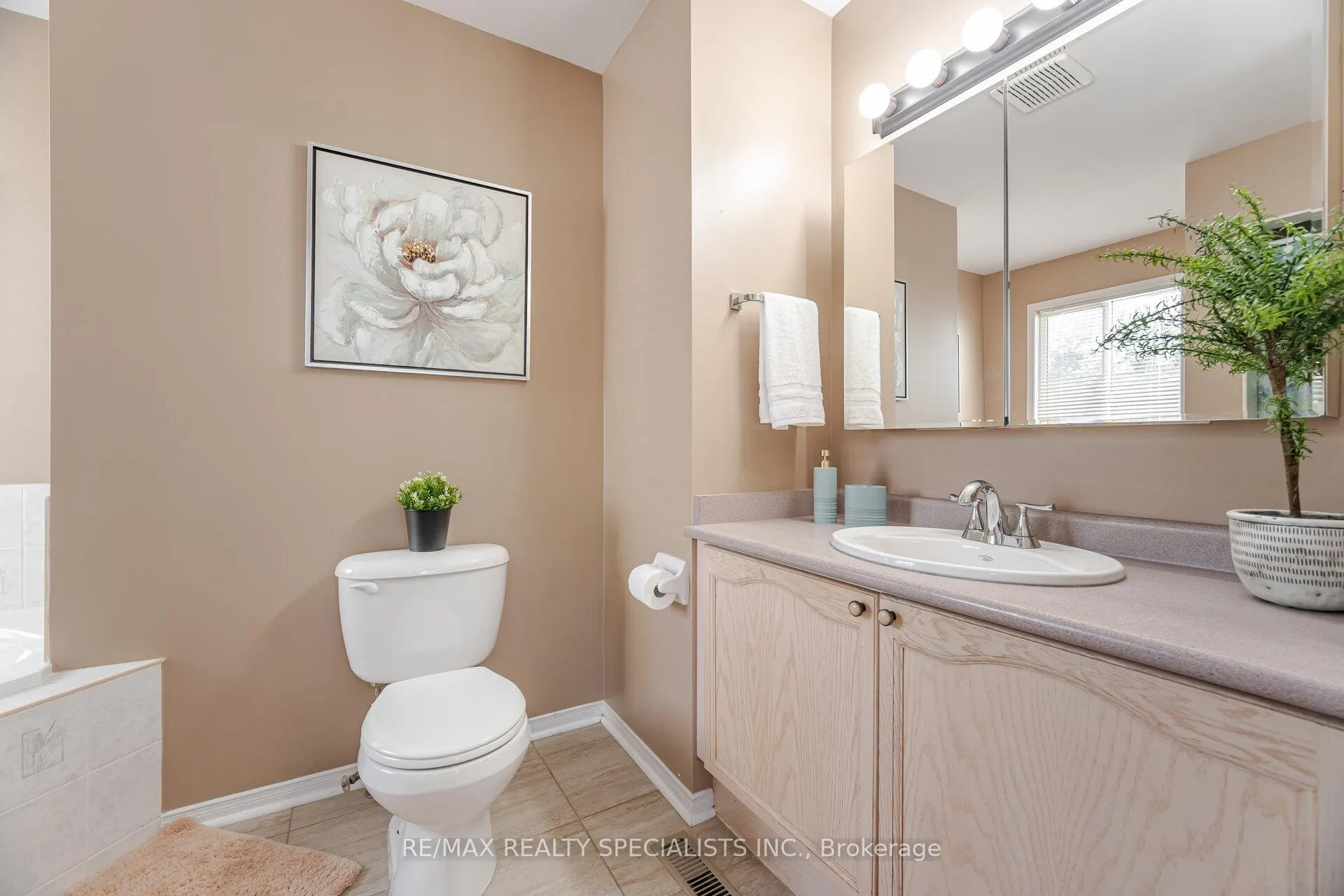 Photo 24 of 45 Bradshaw Street, Clarington, Bowmanville — HOMEH