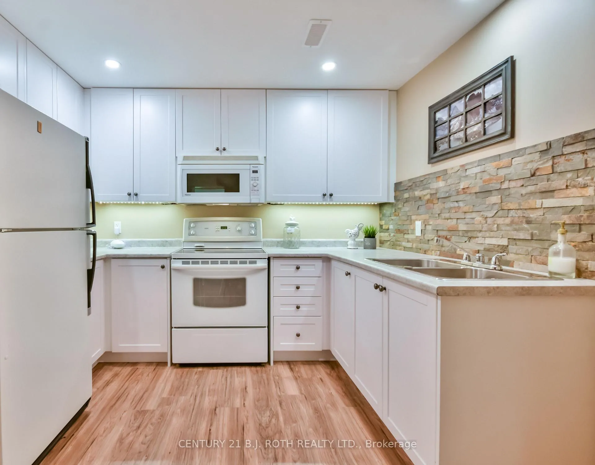 Photo 24 of 34 Cairns Boulevard, Springwater, Midhurst — HOMEH