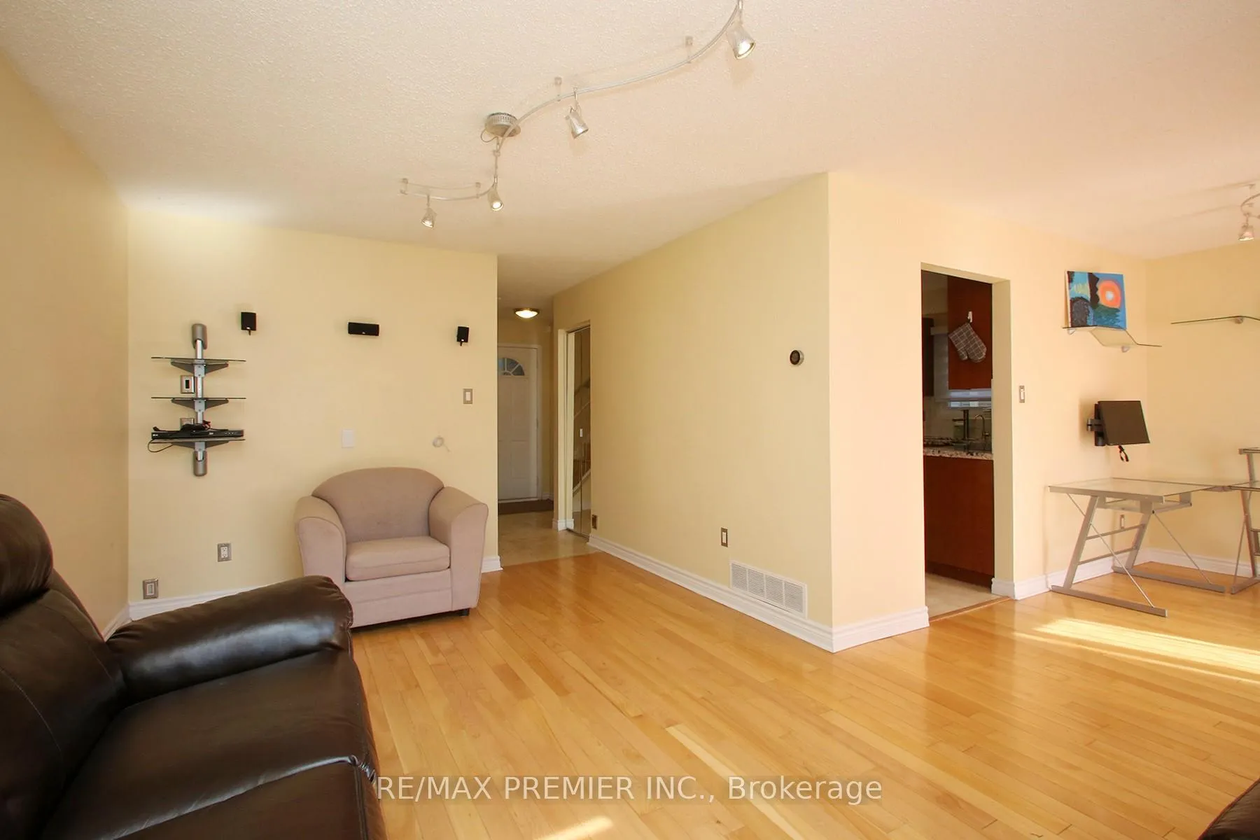 Photo 13 of 600 Stonebridge Lane, Pickering, West Shore — HOMEH