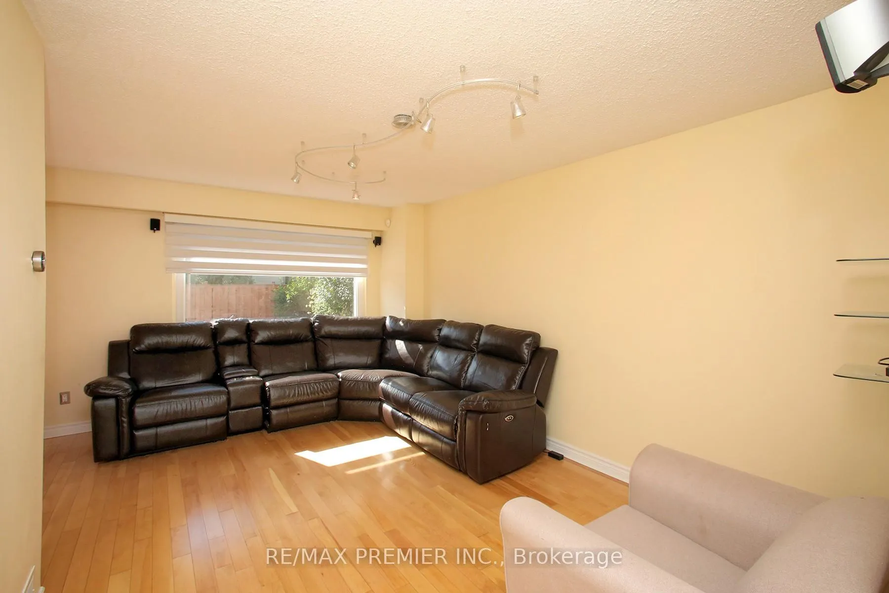 Photo 14 of 600 Stonebridge Lane, Pickering, West Shore — HOMEH