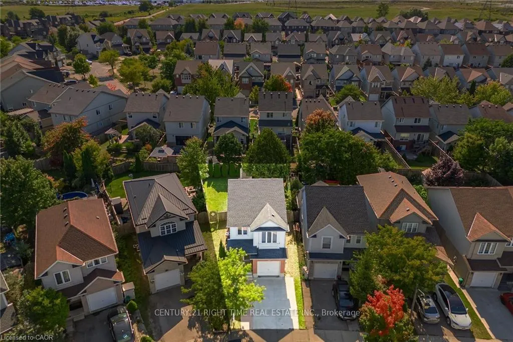 Photo 2 of 525 Chablis Drive E, Waterloo — HOMEH