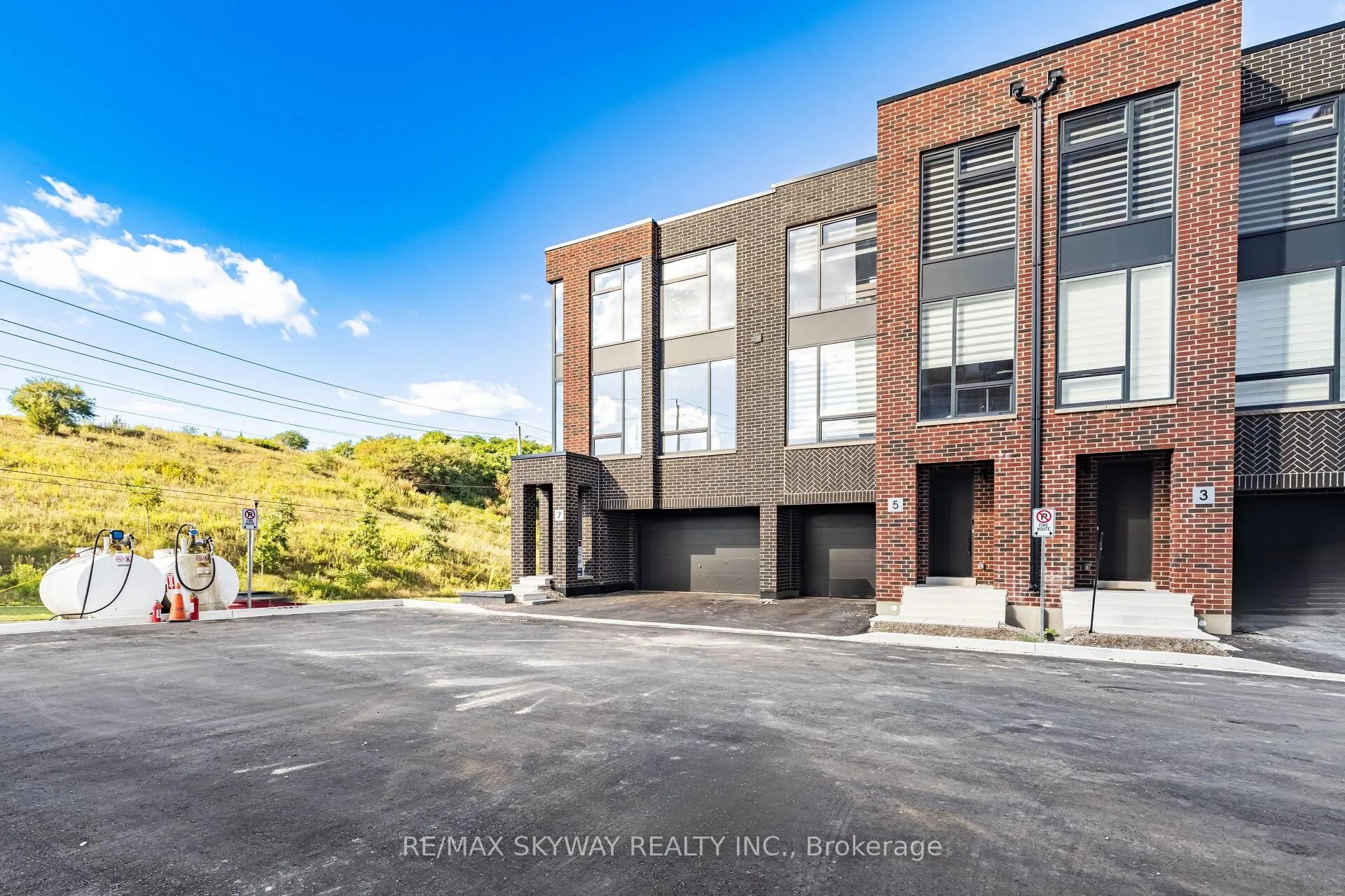 Photo 2 of 7 Taylor Court, Caledon, Bolton West — HOMEH