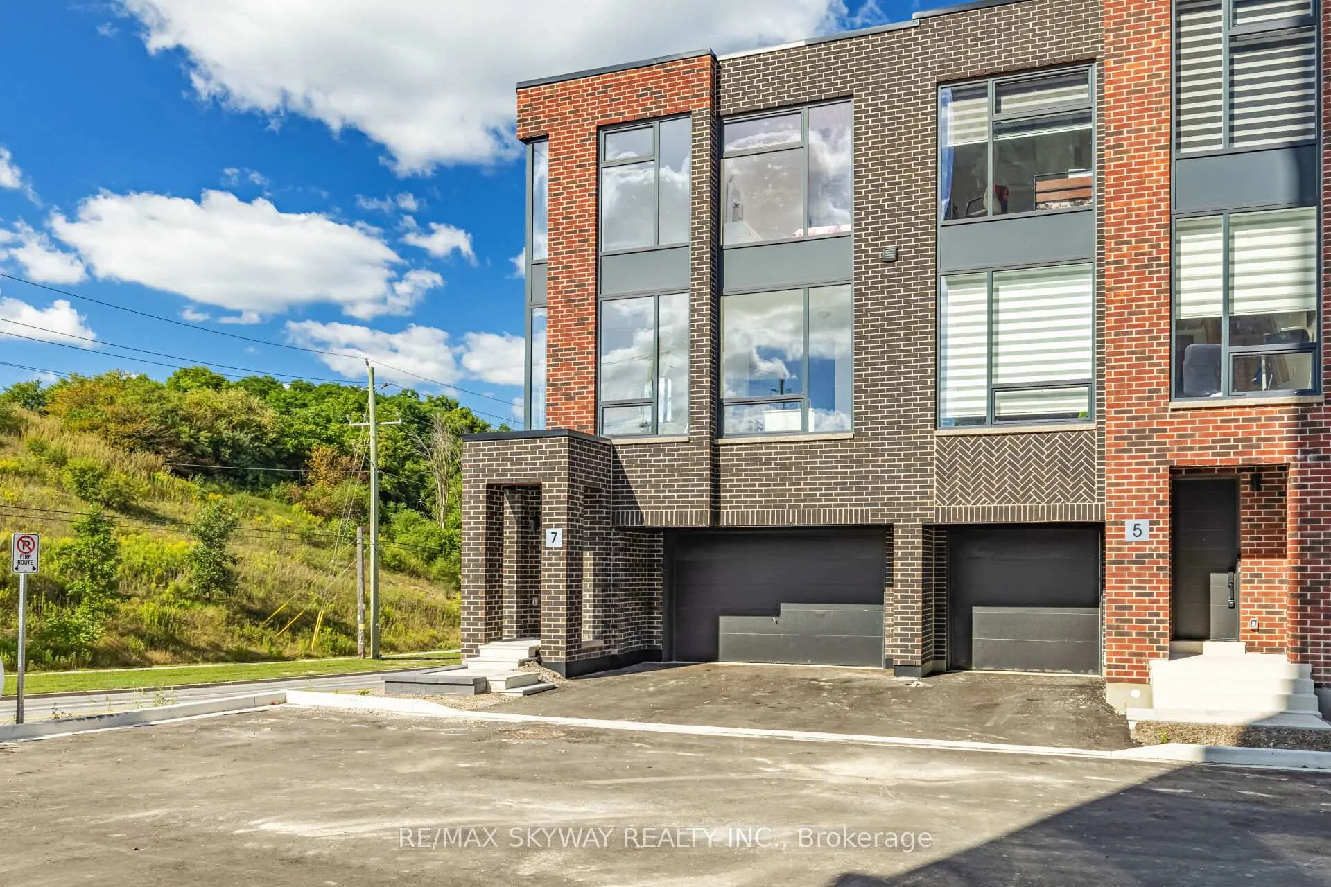 Photo 3 of 7 Taylor Court, Caledon, Bolton West — HOMEH