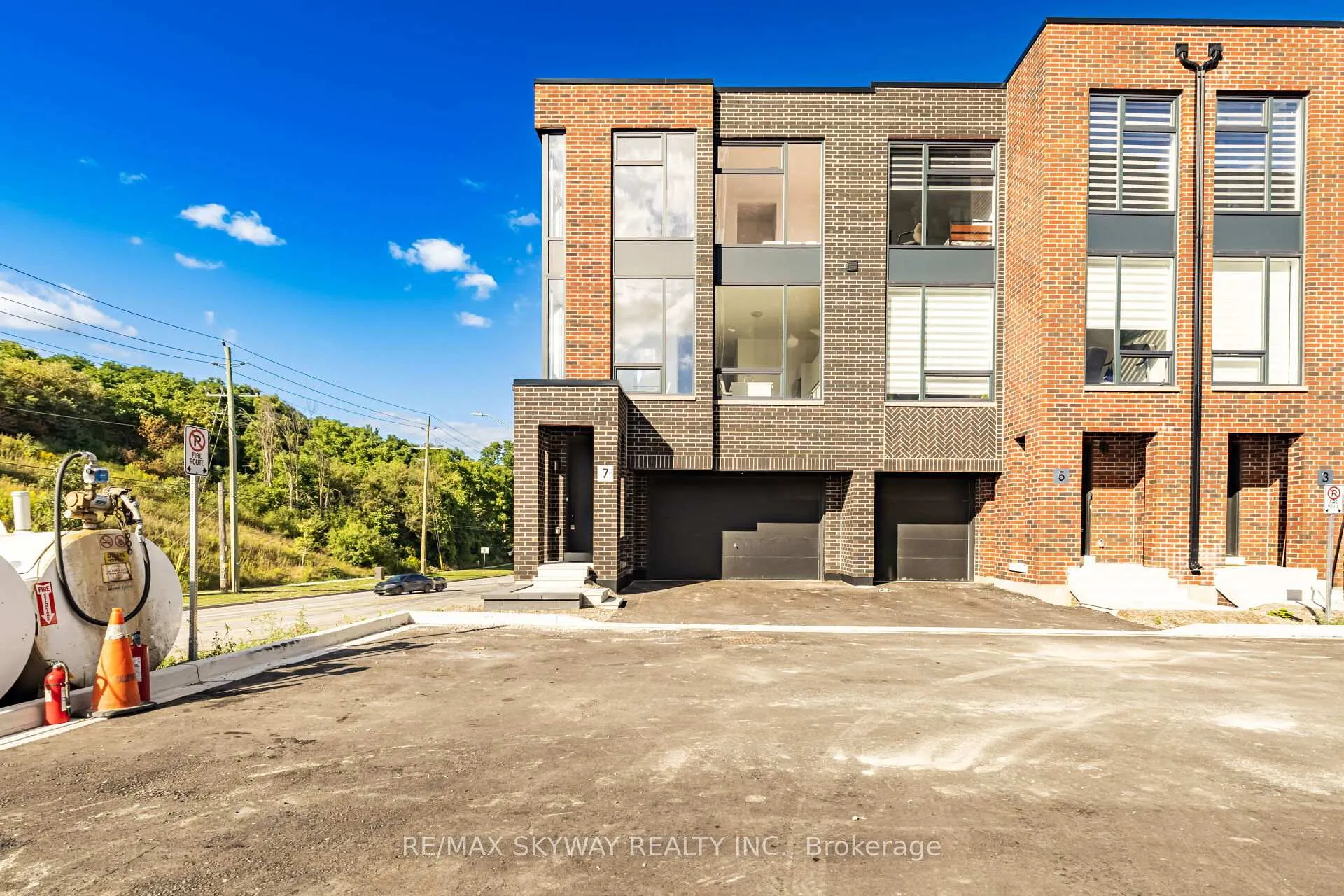 Photo 4 of 7 Taylor Court, Caledon, Bolton West — HOMEH