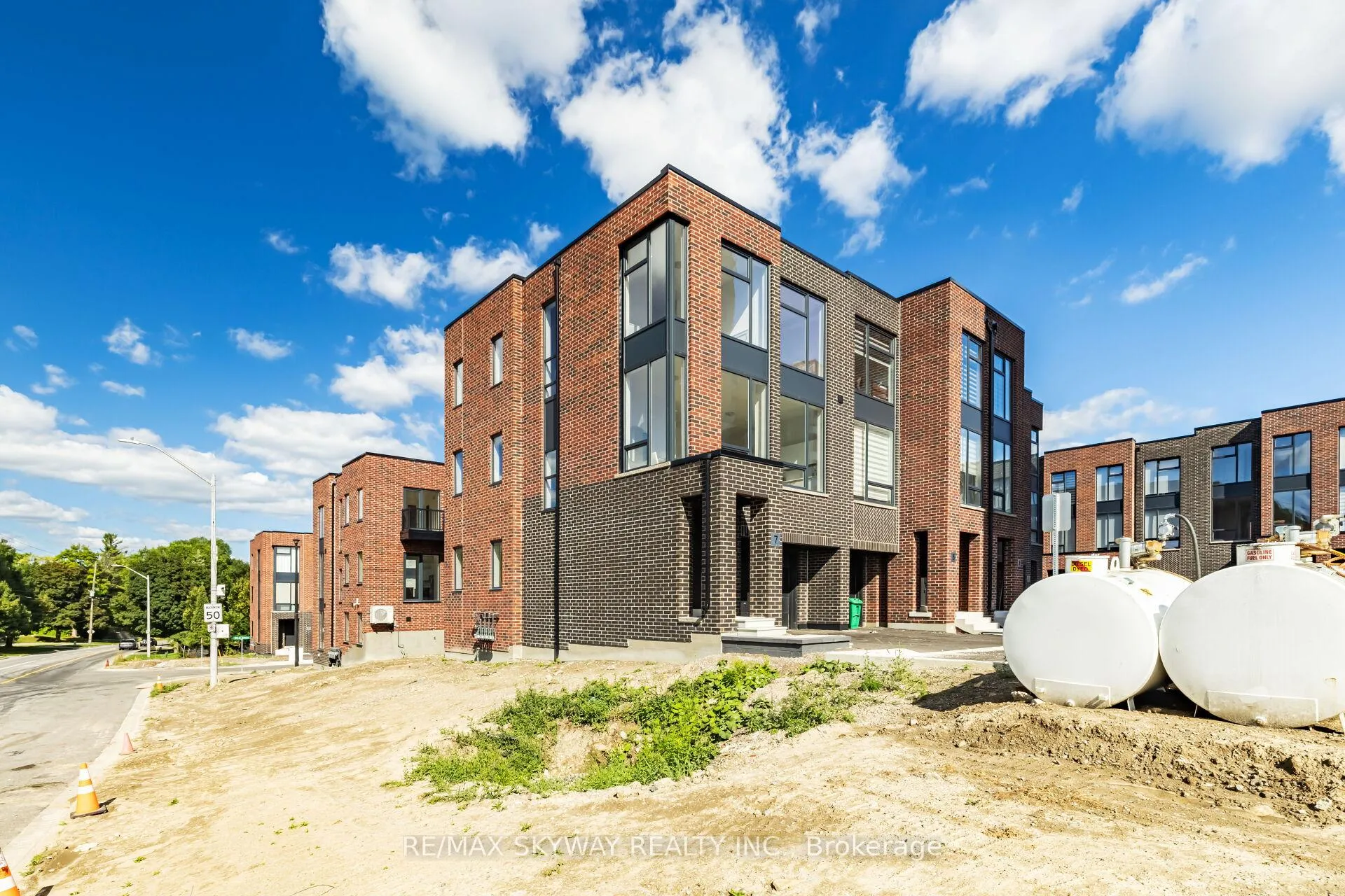 Photo 5 of 7 Taylor Court, Caledon, Bolton West — HOMEH