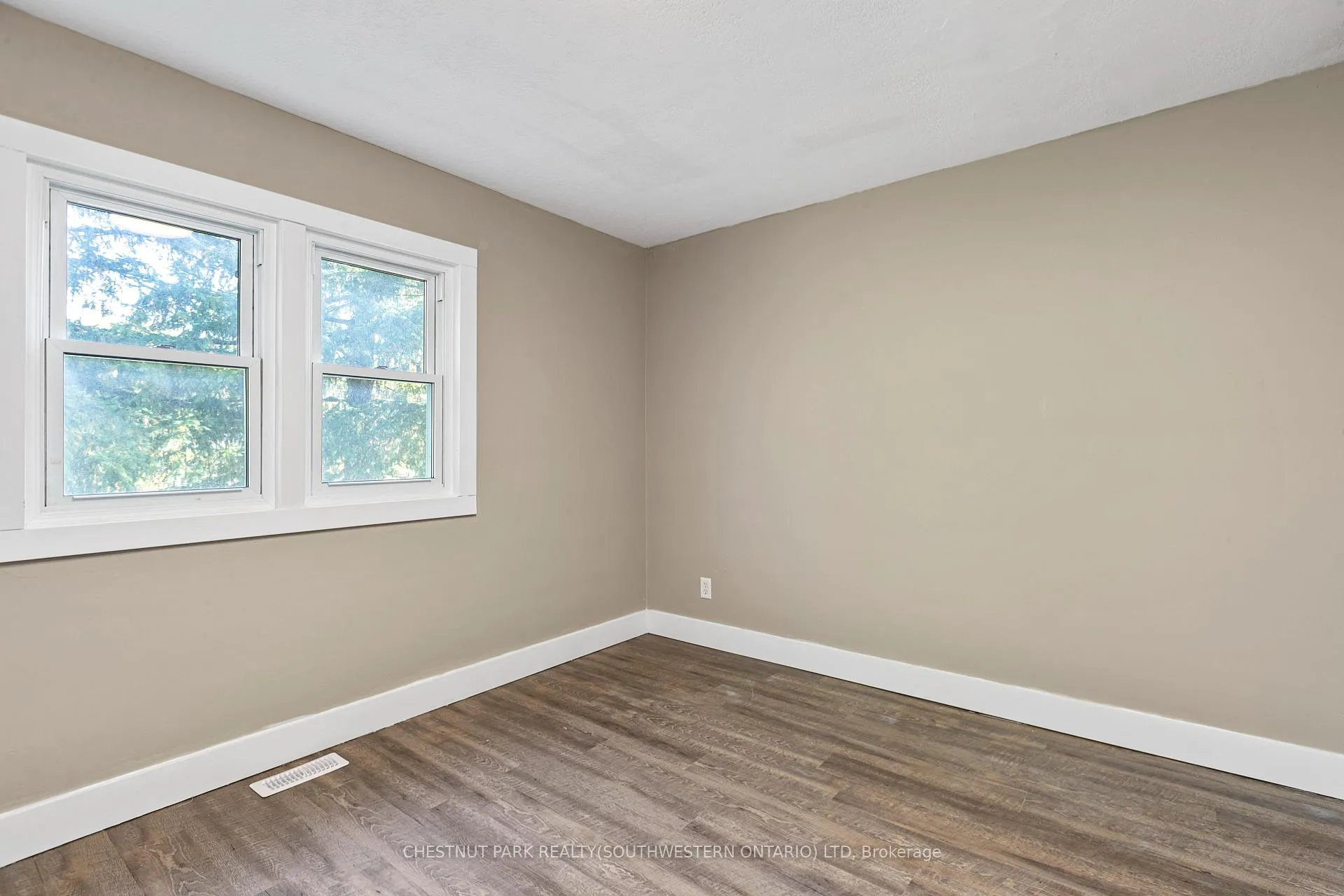 Photo 9 of 154 Elgin Crescent, Waterloo — HOMEH