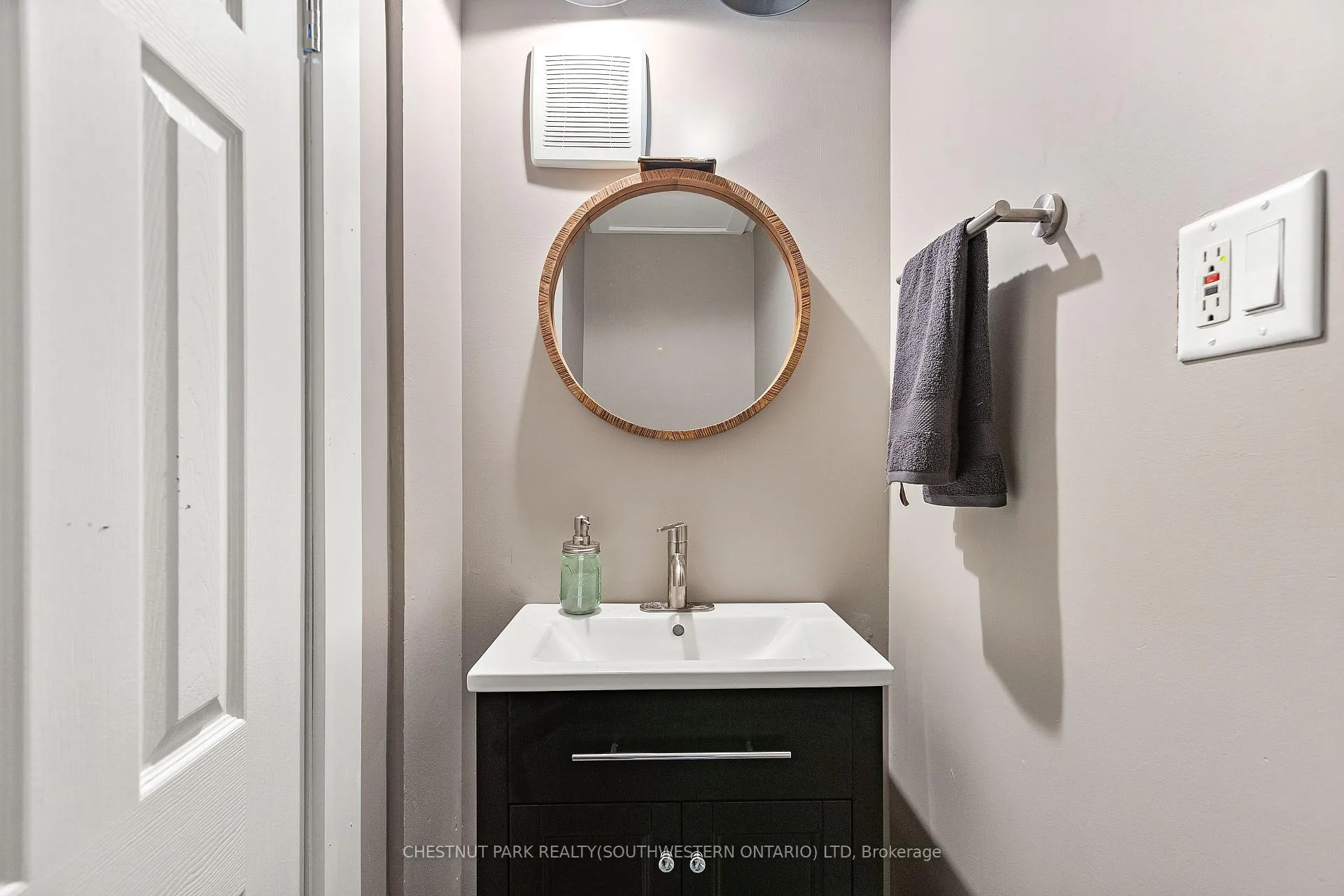 Photo 14 of 154 Elgin Crescent, Waterloo — HOMEH