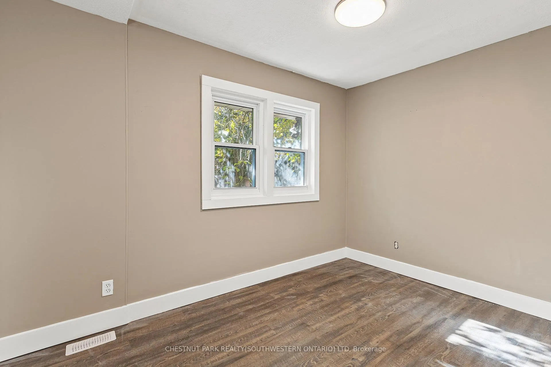 Photo 15 of 154 Elgin Crescent, Waterloo — HOMEH
