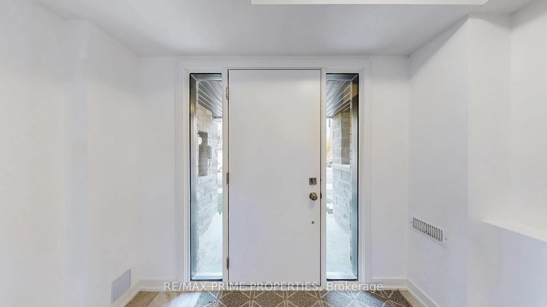 Photo 3 of 113 Blue Forest Crescent, Barrie, Innis-Shore — HOMEH