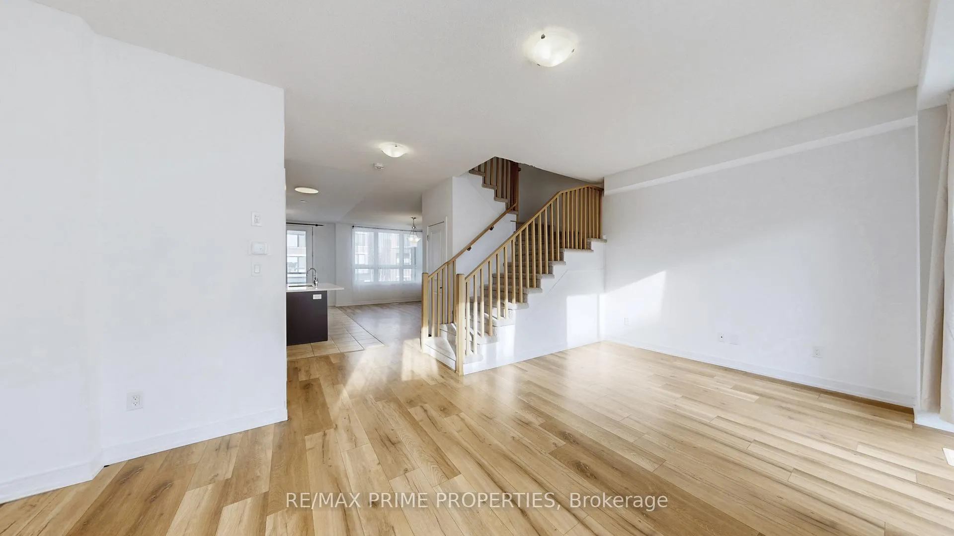 Photo 7 of 113 Blue Forest Crescent, Barrie, Innis-Shore — HOMEH