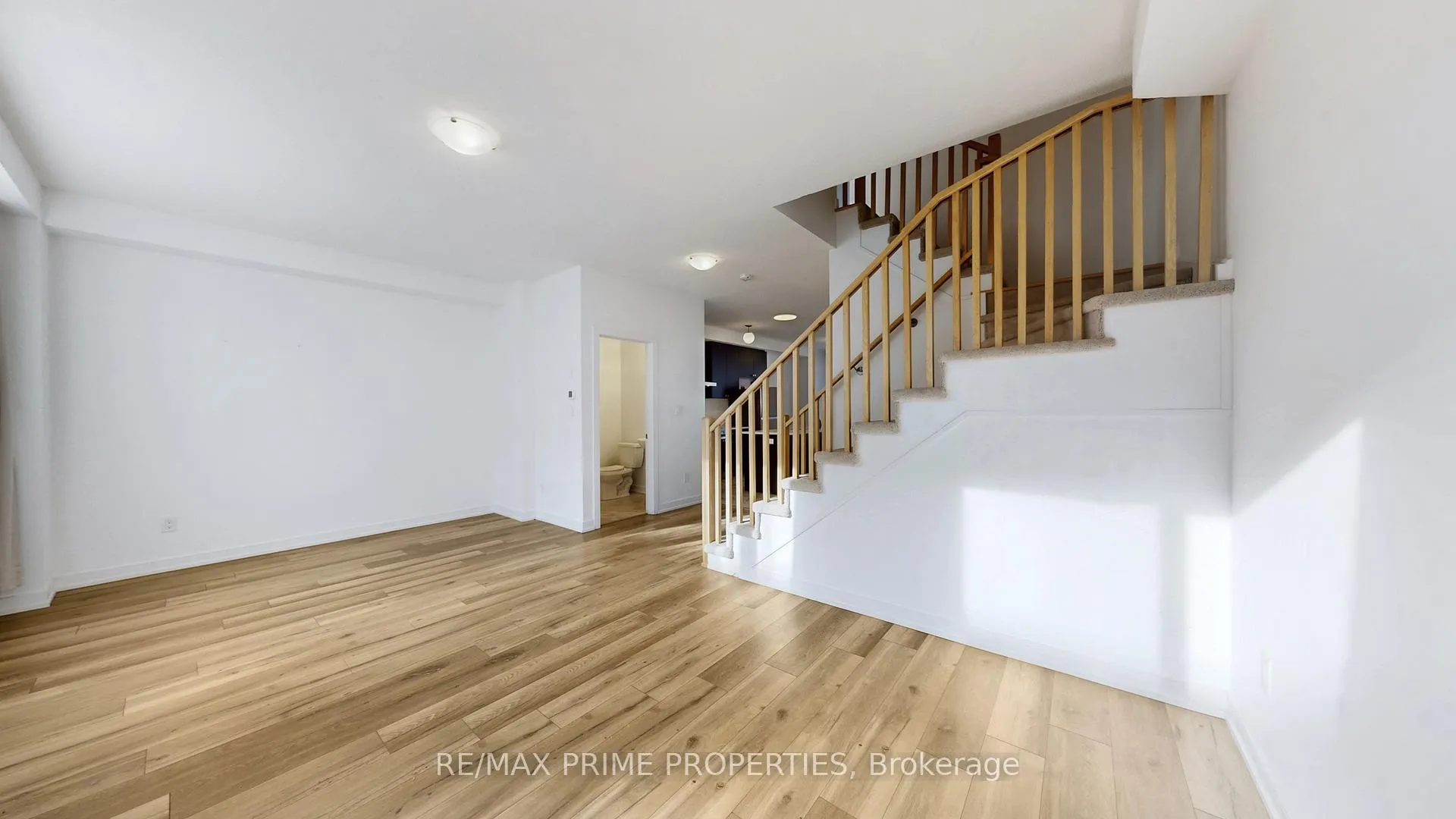 Photo 8 of 113 Blue Forest Crescent, Barrie, Innis-Shore — HOMEH
