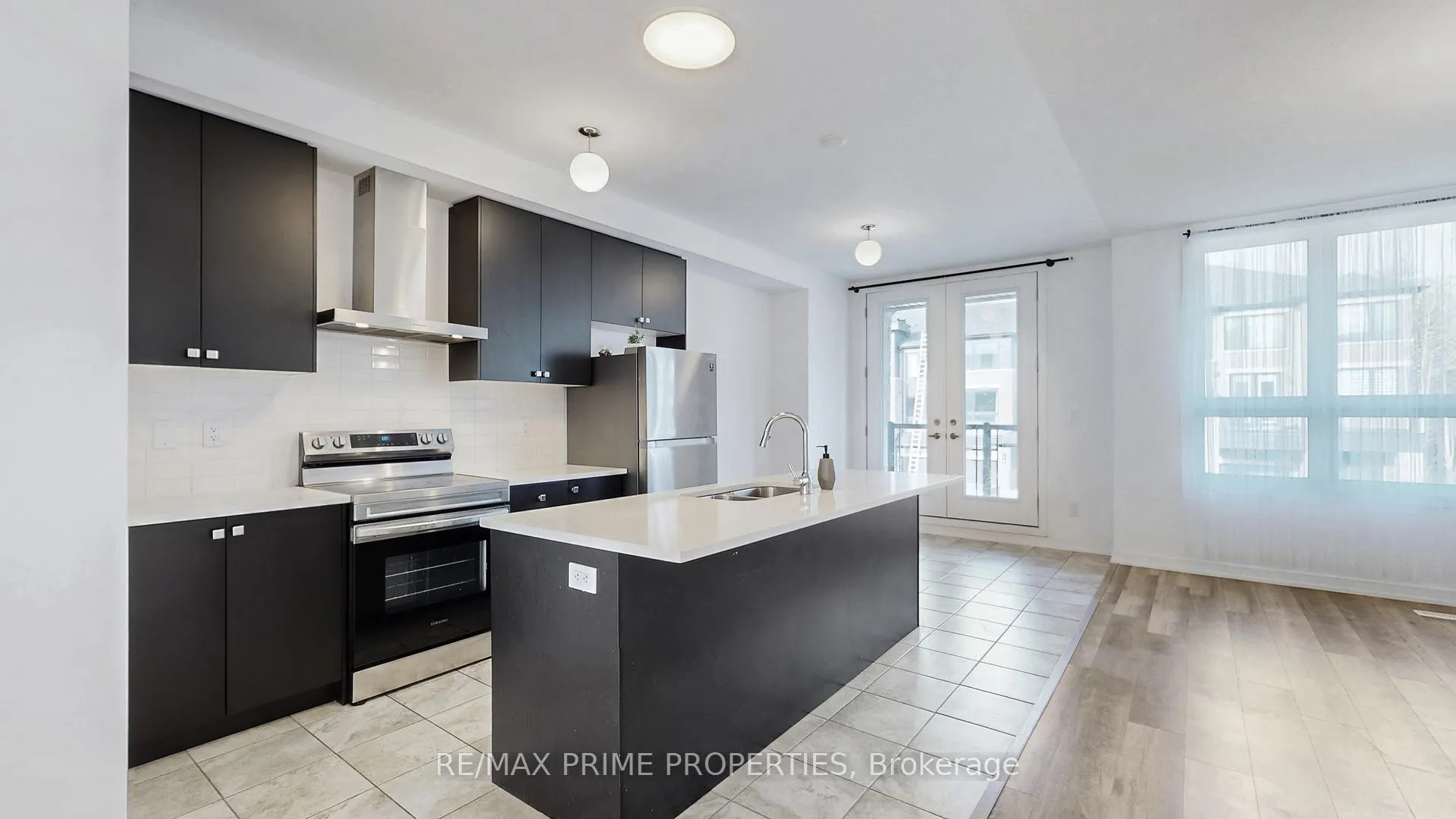 Photo 10 of 113 Blue Forest Crescent, Barrie, Innis-Shore — HOMEH