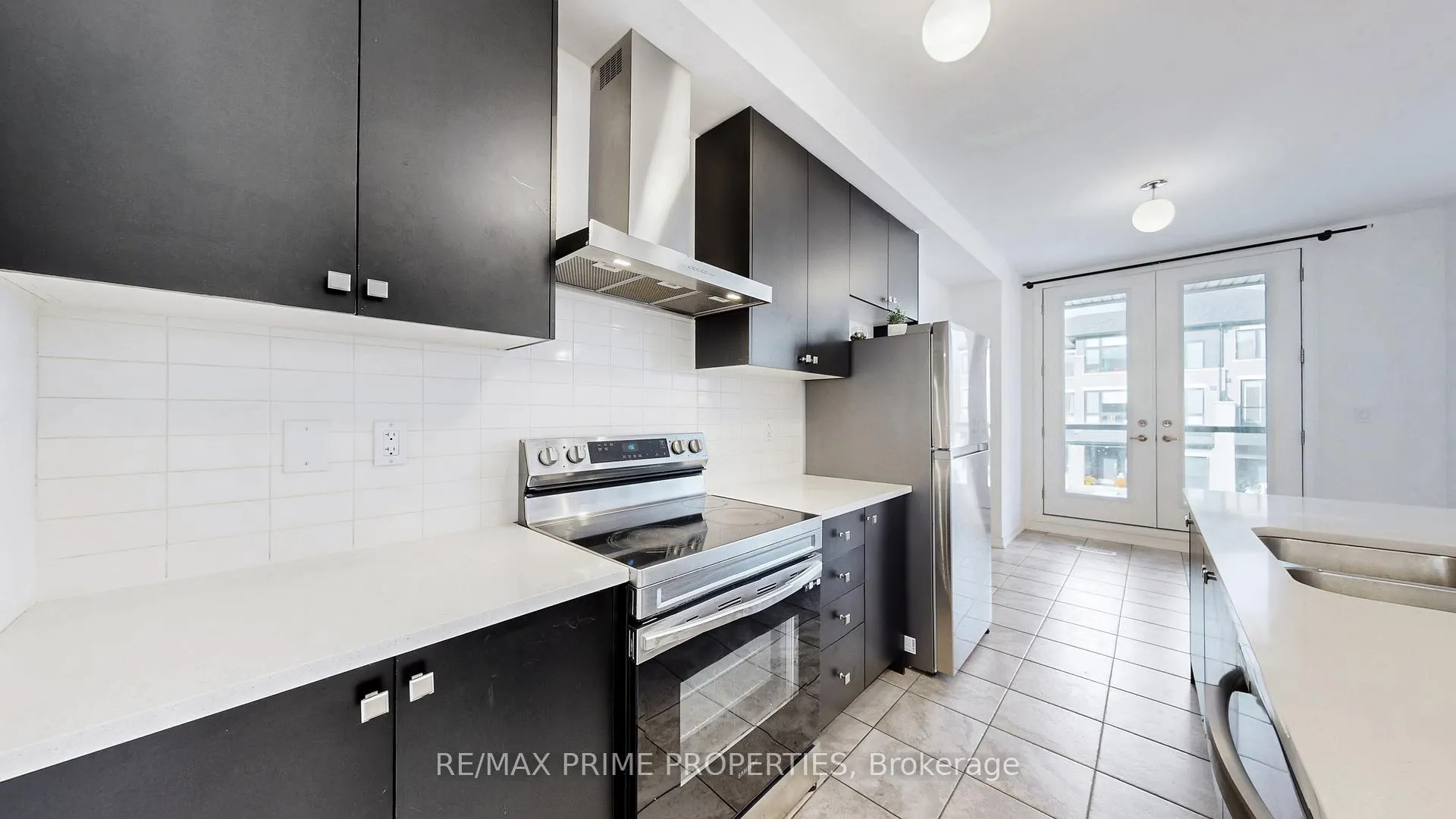 Photo 12 of 113 Blue Forest Crescent, Barrie, Innis-Shore — HOMEH